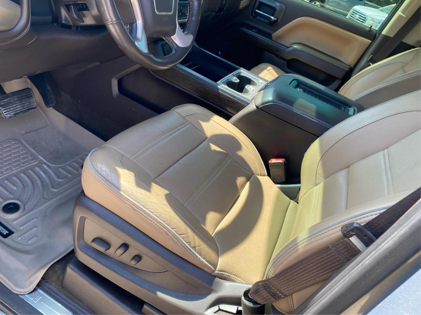 2017 GRAY GMC SIERRA 1500 DENALI (3GTU2PEJ7HG) with an 6.2L engine, Automatic transmission, located at 908 SE 14th Street, Des Moines, IA, 50317, (515) 281-0330, 41.580303, -93.597046 - Photo#17