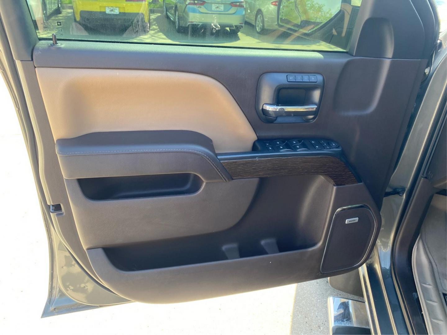 2017 GRAY GMC SIERRA 1500 DENALI (3GTU2PEJ7HG) with an 6.2L engine, Automatic transmission, located at 908 SE 14th Street, Des Moines, IA, 50317, (515) 281-0330, 41.580303, -93.597046 - Photo#18