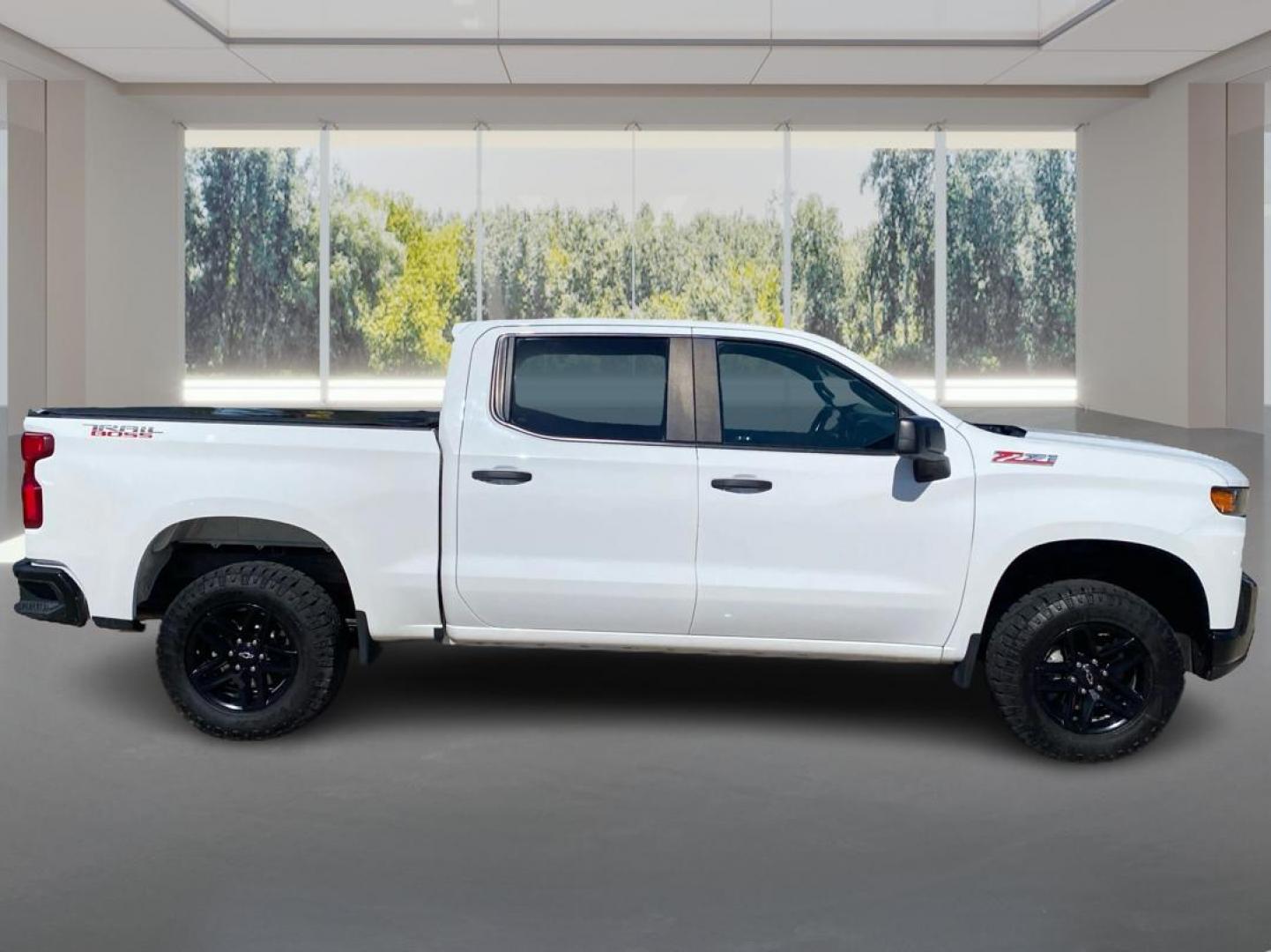 2021 WHITE CHEVROLET SILVERADO 1500 TRAIL BOSS CUSTOM (1GCPYCEF1MZ) with an 5.3L engine, Automatic transmission, located at 908 SE 14th Street, Des Moines, IA, 50317, (515) 281-0330, 41.580303, -93.597046 - Photo#1
