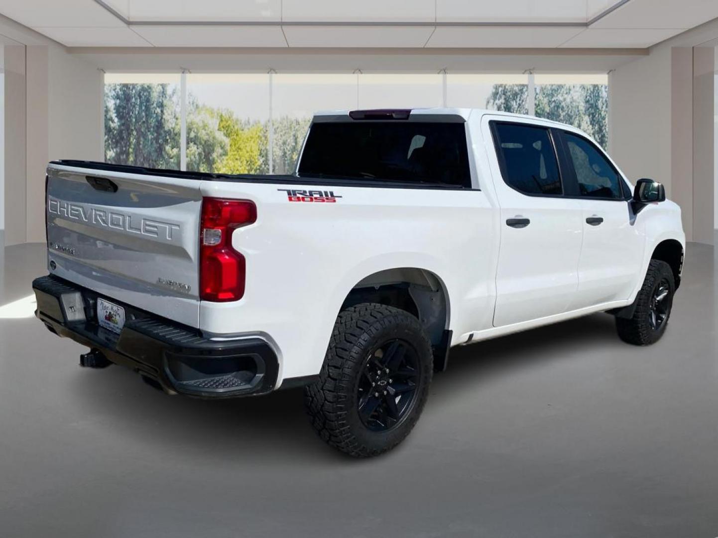2021 WHITE CHEVROLET SILVERADO 1500 TRAIL BOSS CUSTOM (1GCPYCEF1MZ) with an 5.3L engine, Automatic transmission, located at 908 SE 14th Street, Des Moines, IA, 50317, (515) 281-0330, 41.580303, -93.597046 - Photo#2