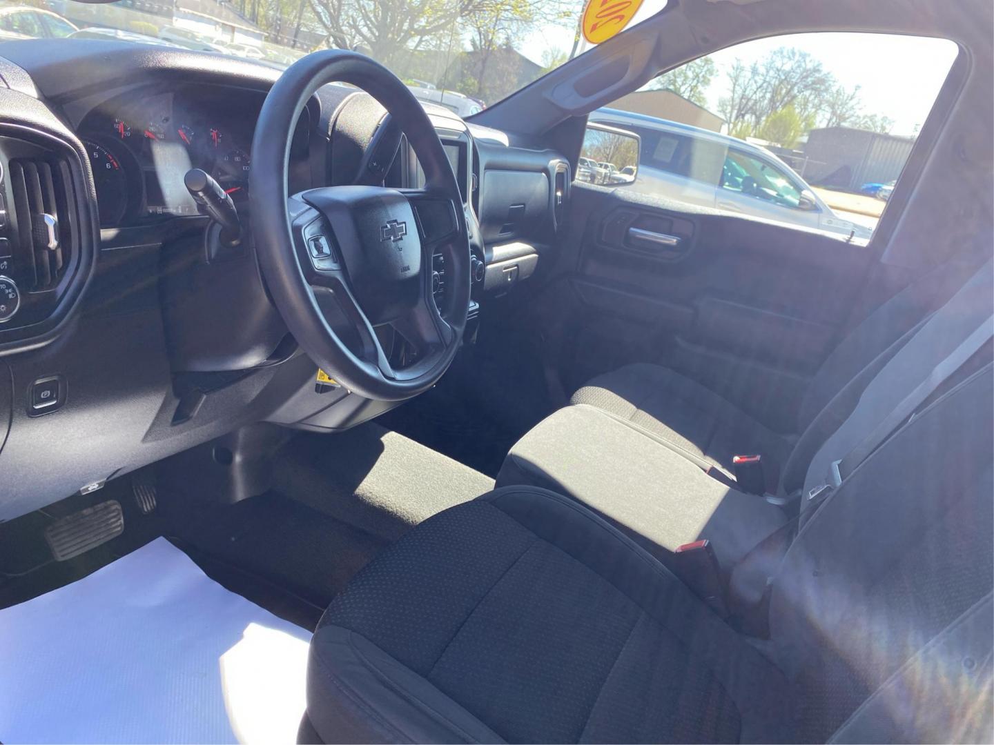 2021 WHITE CHEVROLET SILVERADO 1500 TRAIL BOSS CUSTOM (1GCPYCEF1MZ) with an 5.3L engine, Automatic transmission, located at 908 SE 14th Street, Des Moines, IA, 50317, (515) 281-0330, 41.580303, -93.597046 - Photo#8