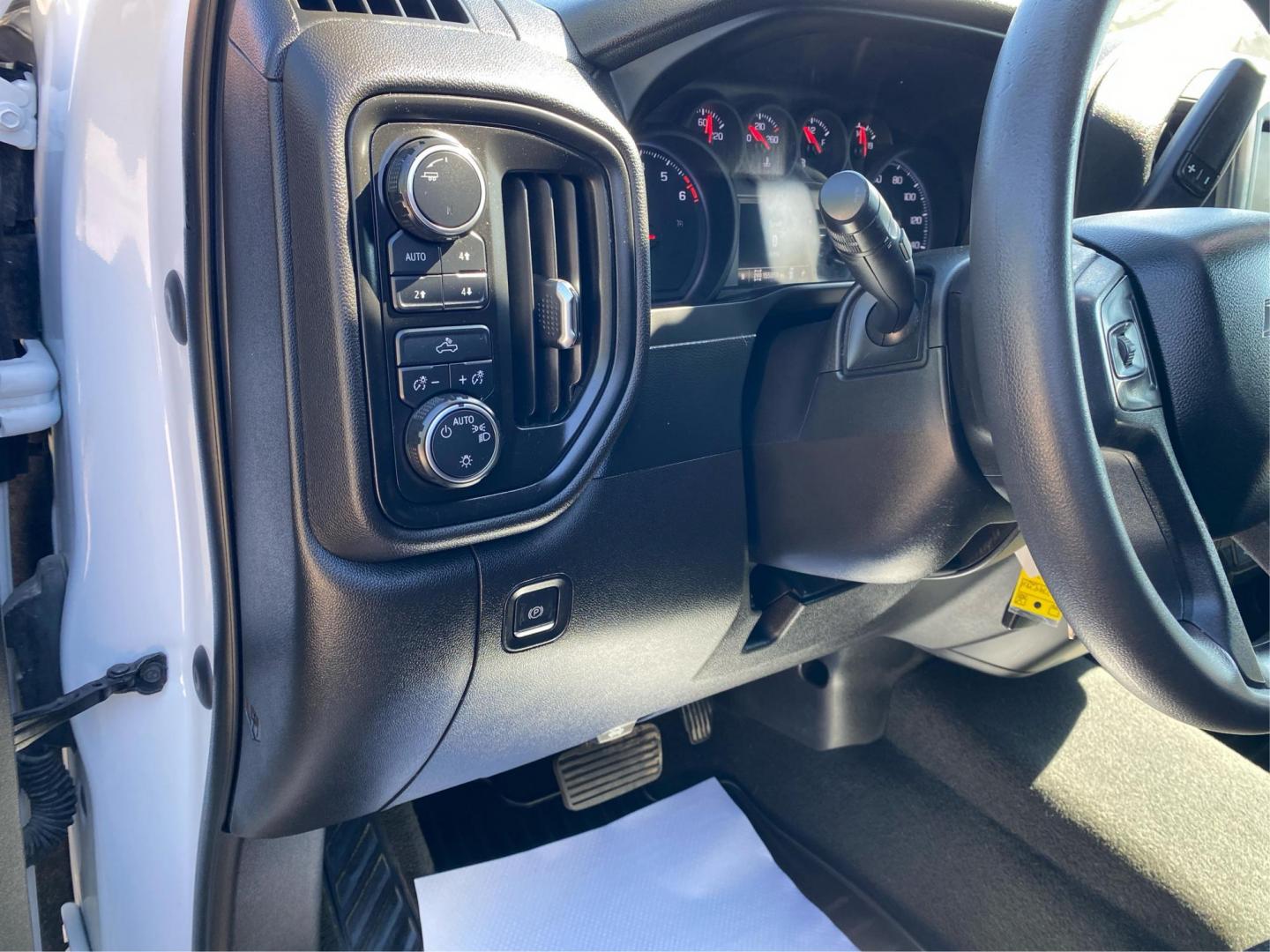 2021 WHITE CHEVROLET SILVERADO 1500 TRAIL BOSS CUSTOM (1GCPYCEF1MZ) with an 5.3L engine, Automatic transmission, located at 908 SE 14th Street, Des Moines, IA, 50317, (515) 281-0330, 41.580303, -93.597046 - Photo#16
