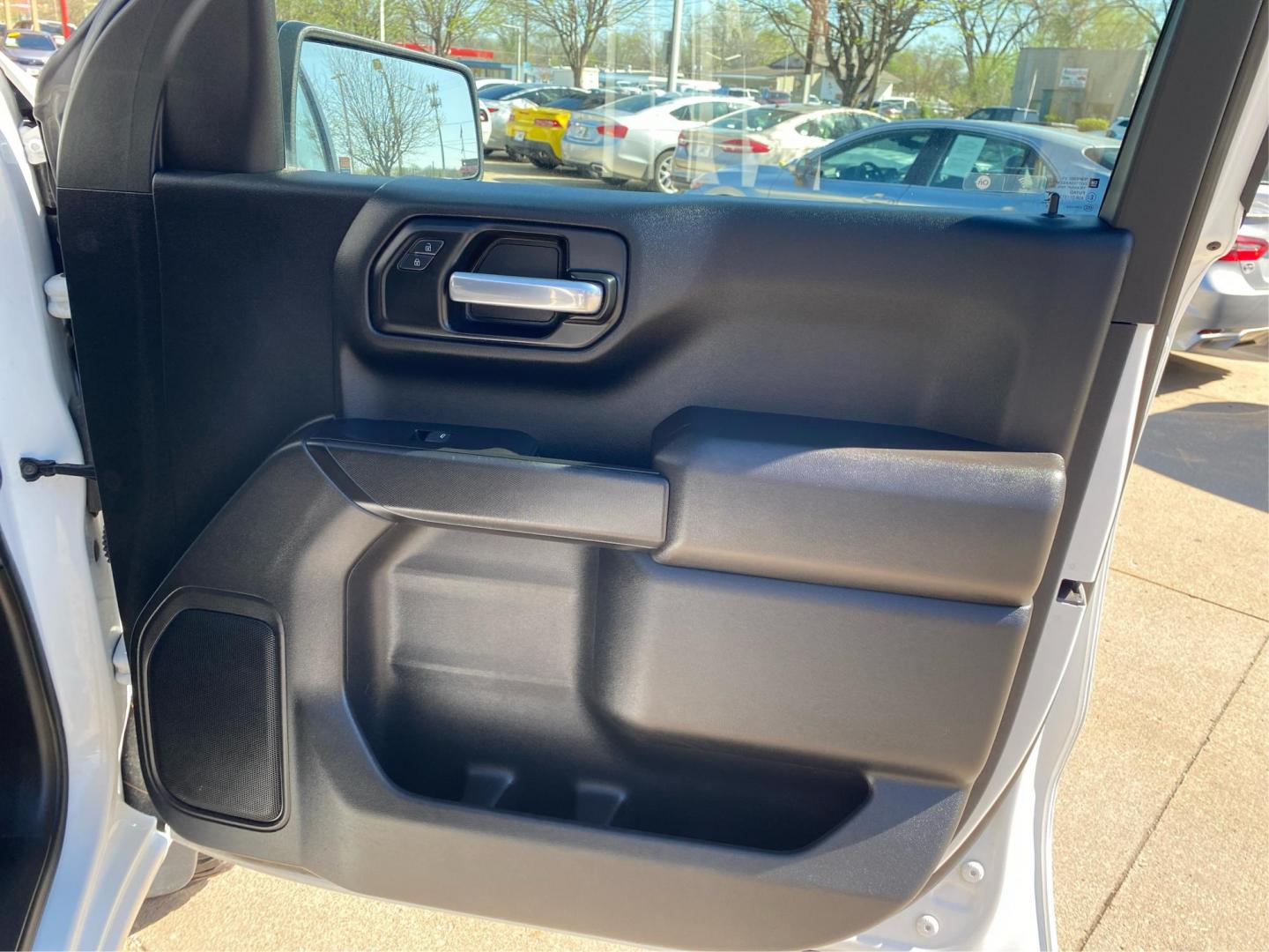 2021 WHITE CHEVROLET SILVERADO 1500 TRAIL BOSS CUSTOM (1GCPYCEF1MZ) with an 5.3L engine, Automatic transmission, located at 908 SE 14th Street, Des Moines, IA, 50317, (515) 281-0330, 41.580303, -93.597046 - Photo#19