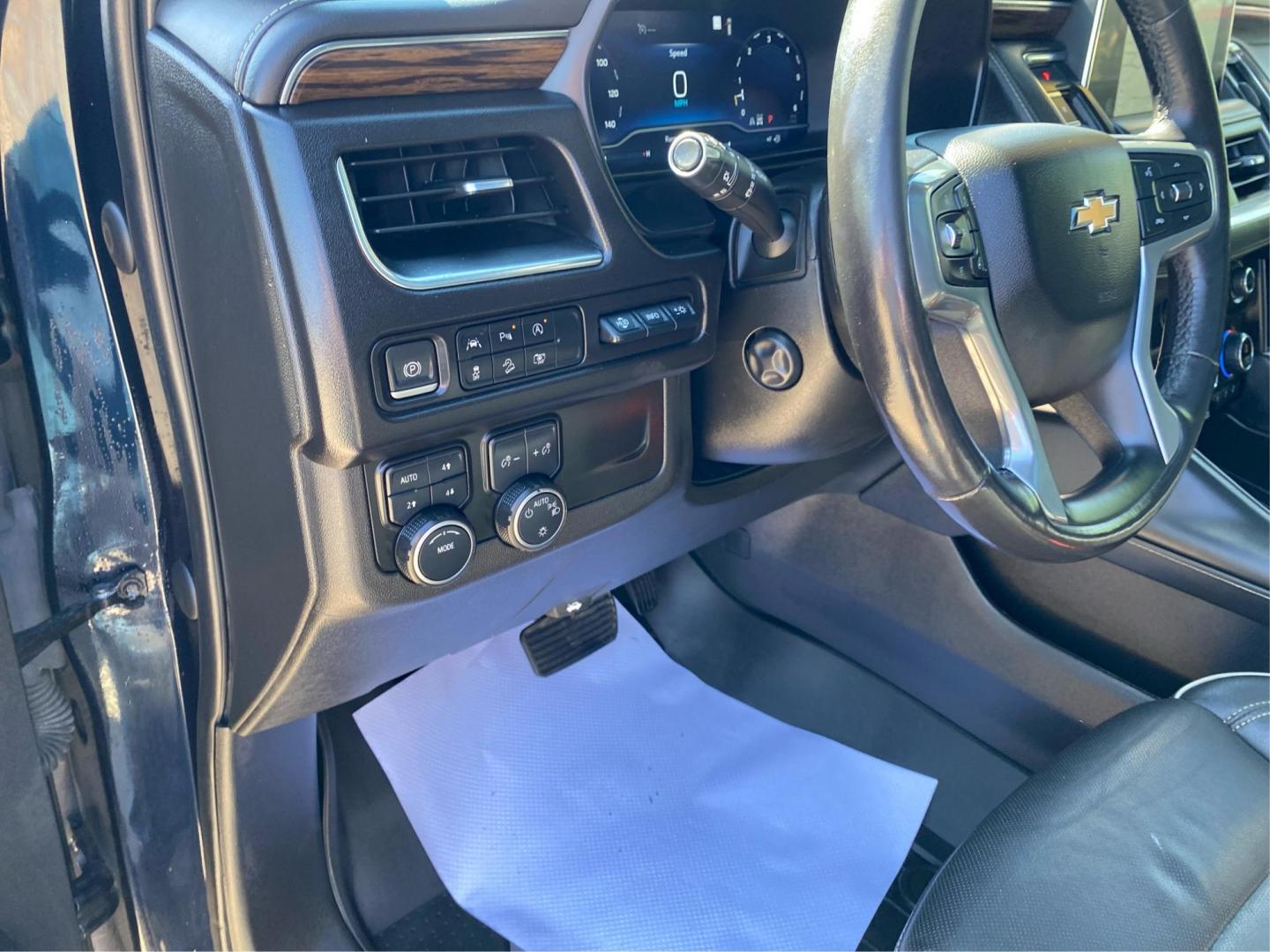2023 BLACK CHEVROLET TAHOE 1500 PREMIER (1GNSKSKD5PR) with an 5.3L engine, Automatic transmission, located at 908 SE 14th Street, Des Moines, IA, 50317, (515) 281-0330, 41.580303, -93.597046 - Photo#17