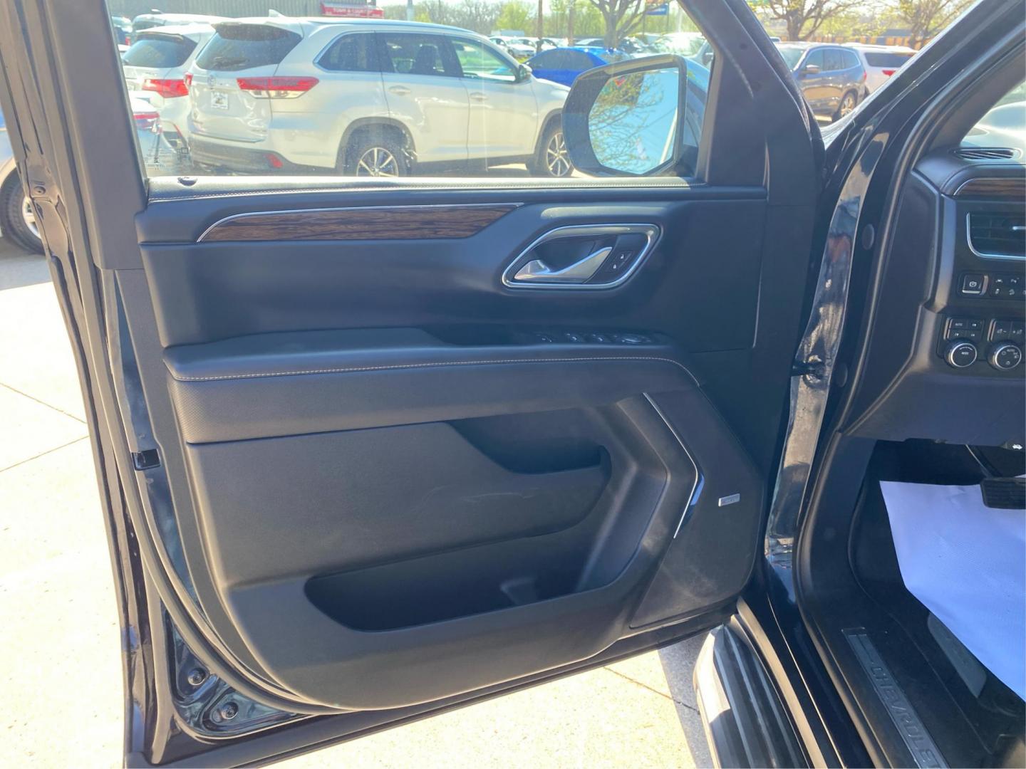 2023 BLACK CHEVROLET TAHOE 1500 PREMIER (1GNSKSKD5PR) with an 5.3L engine, Automatic transmission, located at 908 SE 14th Street, Des Moines, IA, 50317, (515) 281-0330, 41.580303, -93.597046 - Photo#19