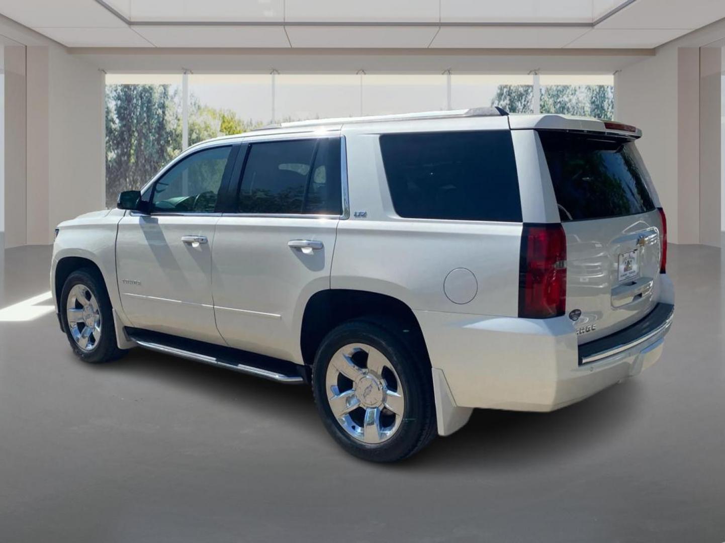 2015 WHITE CHEVROLET TAHOE 1500 LTZ (1GNSKCKC3FR) with an 5.3L engine, Automatic transmission, located at 908 SE 14th Street, Des Moines, IA, 50317, (515) 281-0330, 41.580303, -93.597046 - Photo#4