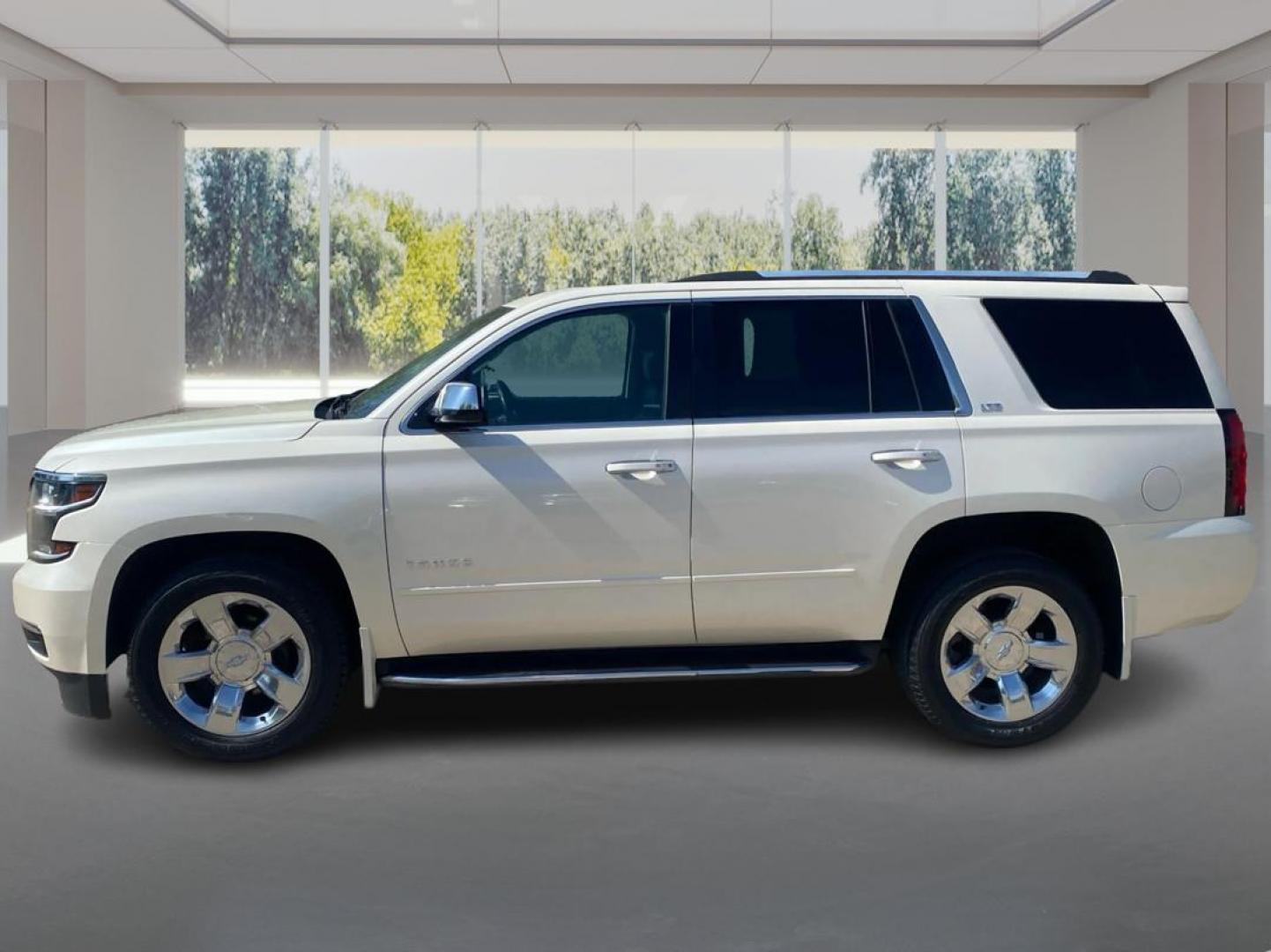 2015 WHITE CHEVROLET TAHOE 1500 LTZ (1GNSKCKC3FR) with an 5.3L engine, Automatic transmission, located at 908 SE 14th Street, Des Moines, IA, 50317, (515) 281-0330, 41.580303, -93.597046 - Photo#5