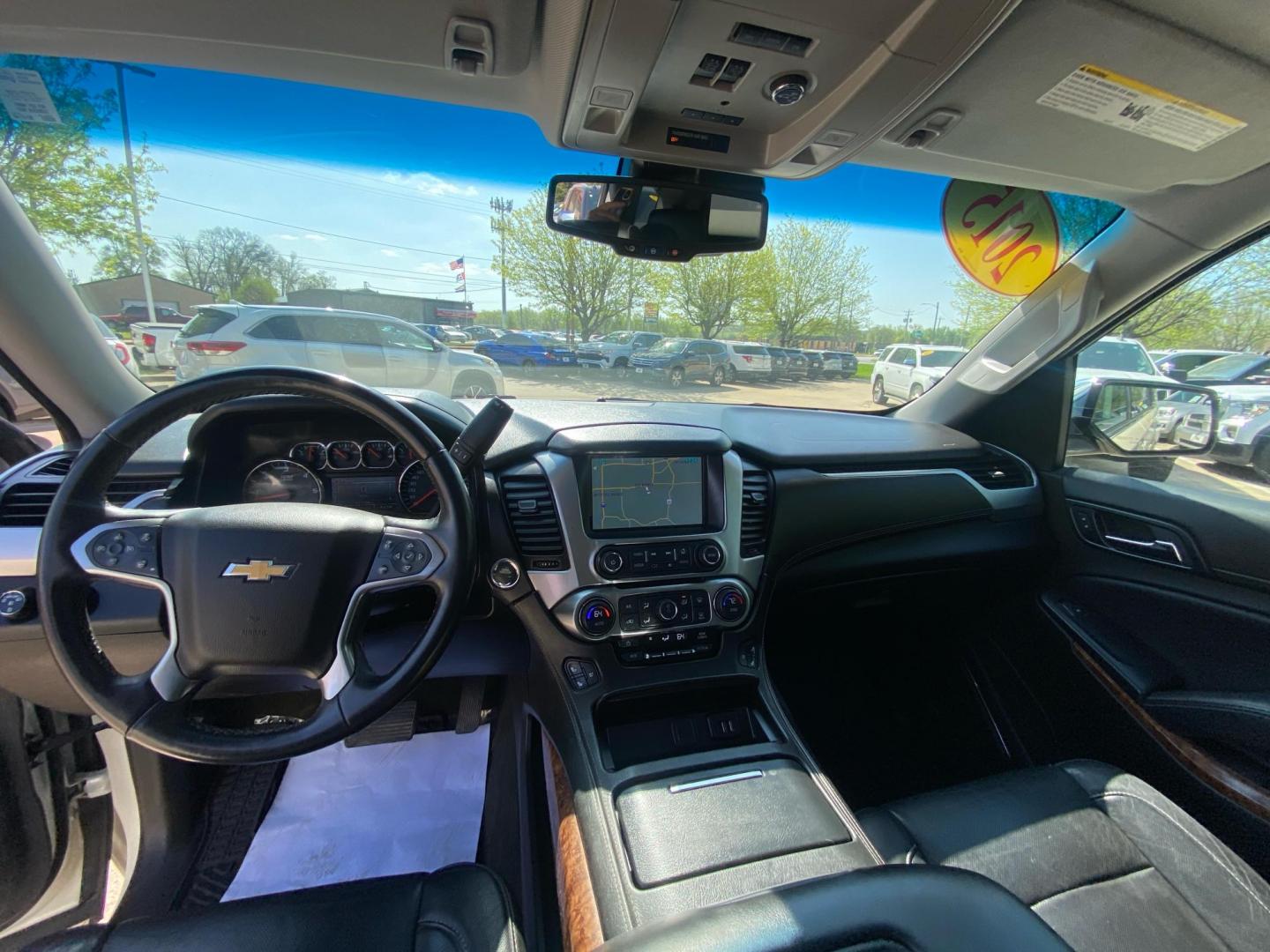 2015 WHITE CHEVROLET TAHOE 1500 LTZ (1GNSKCKC3FR) with an 5.3L engine, Automatic transmission, located at 908 SE 14th Street, Des Moines, IA, 50317, (515) 281-0330, 41.580303, -93.597046 - Photo#21
