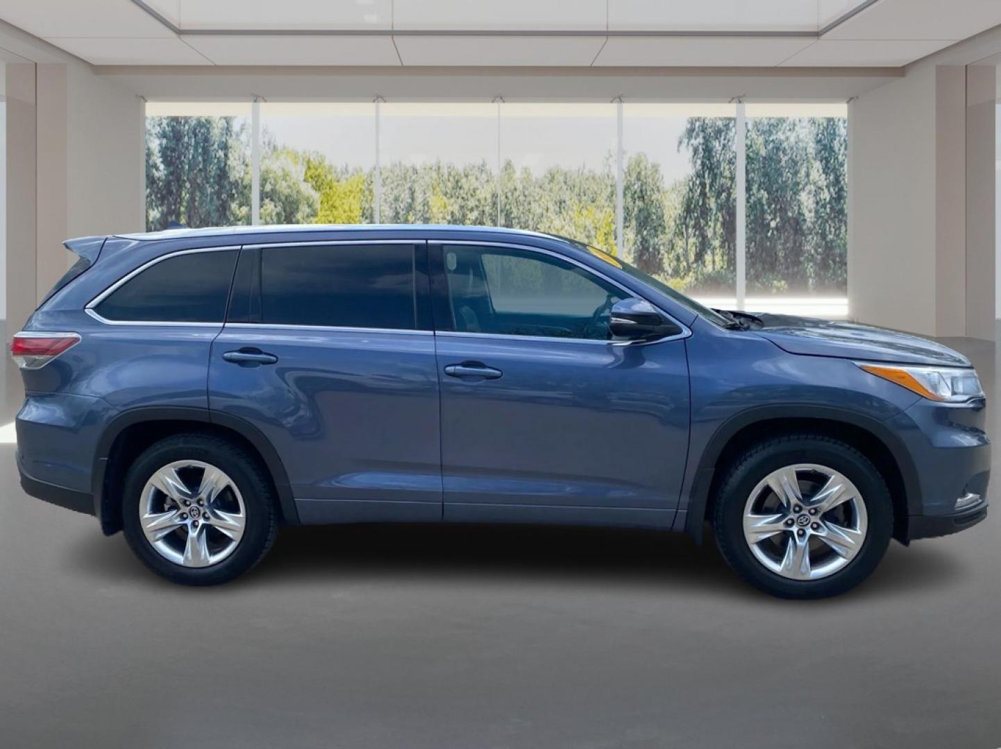 2016 BLUE TOYOTA HIGHLANDER LIMITED (5TDDKRFH9GS) with an 3.5L engine, Automatic transmission, located at 908 SE 14th Street, Des Moines, IA, 50317, (515) 281-0330, 41.580303, -93.597046- Photo#1
