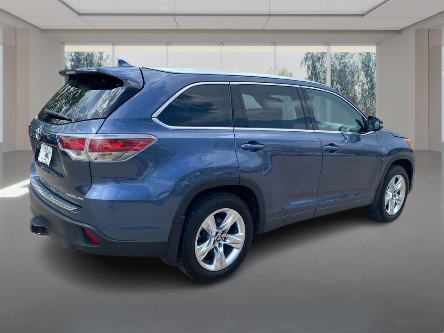 2016 BLUE TOYOTA HIGHLANDER LIMITED (5TDDKRFH9GS) with an 3.5L engine, Automatic transmission, located at 908 SE 14th Street, Des Moines, IA, 50317, (515) 281-0330, 41.580303, -93.597046- Photo#2