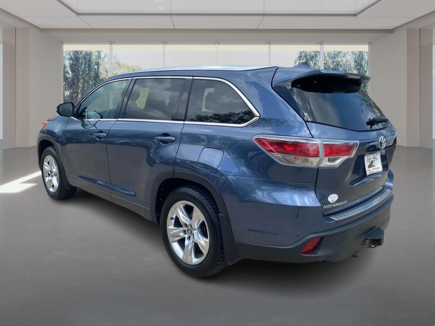 2016 BLUE TOYOTA HIGHLANDER LIMITED (5TDDKRFH9GS) with an 3.5L engine, Automatic transmission, located at 908 SE 14th Street, Des Moines, IA, 50317, (515) 281-0330, 41.580303, -93.597046- Photo#4