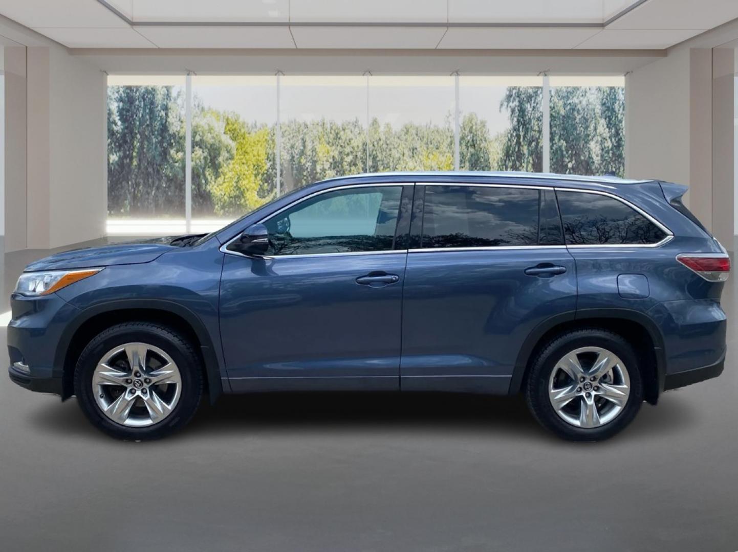 2016 BLUE TOYOTA HIGHLANDER LIMITED (5TDDKRFH9GS) with an 3.5L engine, Automatic transmission, located at 908 SE 14th Street, Des Moines, IA, 50317, (515) 281-0330, 41.580303, -93.597046- Photo#5