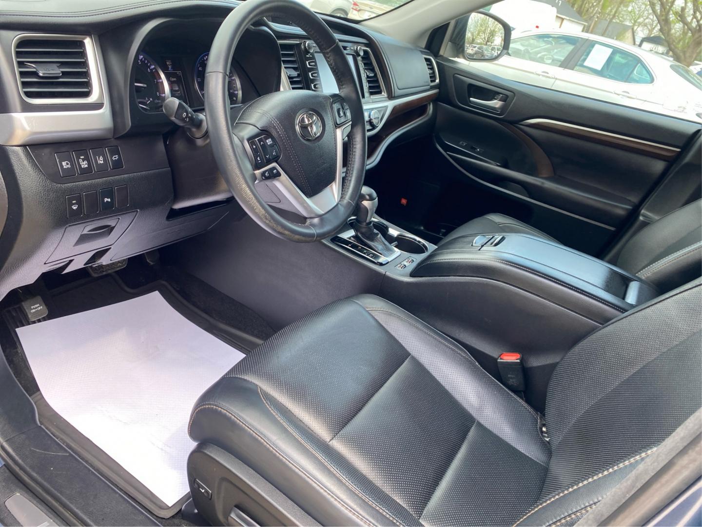 2016 BLUE TOYOTA HIGHLANDER LIMITED (5TDDKRFH9GS) with an 3.5L engine, Automatic transmission, located at 908 SE 14th Street, Des Moines, IA, 50317, (515) 281-0330, 41.580303, -93.597046- Photo#8