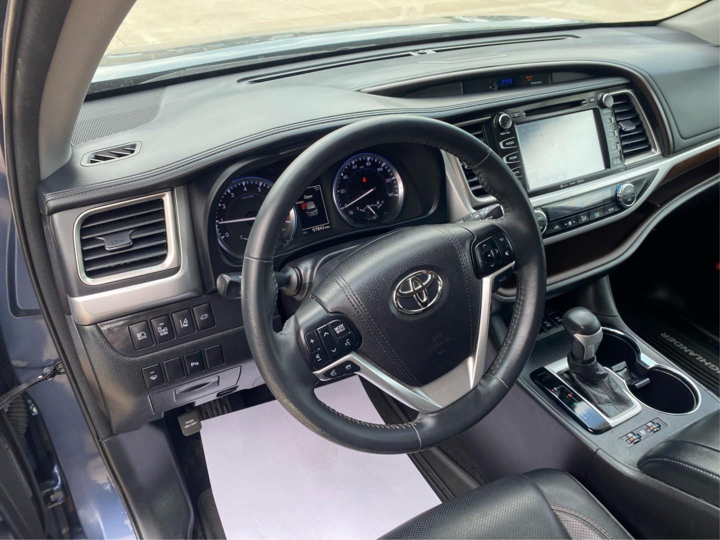 2016 BLUE TOYOTA HIGHLANDER LIMITED (5TDDKRFH9GS) with an 3.5L engine, Automatic transmission, located at 908 SE 14th Street, Des Moines, IA, 50317, (515) 281-0330, 41.580303, -93.597046- Photo#16