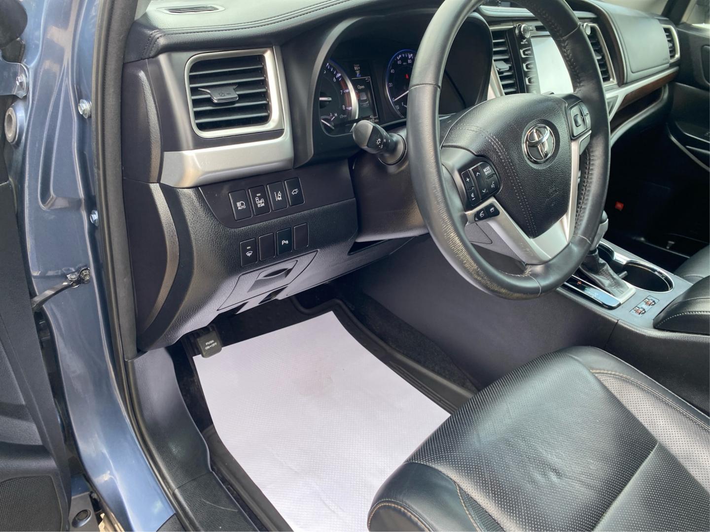 2016 BLUE TOYOTA HIGHLANDER LIMITED (5TDDKRFH9GS) with an 3.5L engine, Automatic transmission, located at 908 SE 14th Street, Des Moines, IA, 50317, (515) 281-0330, 41.580303, -93.597046- Photo#17