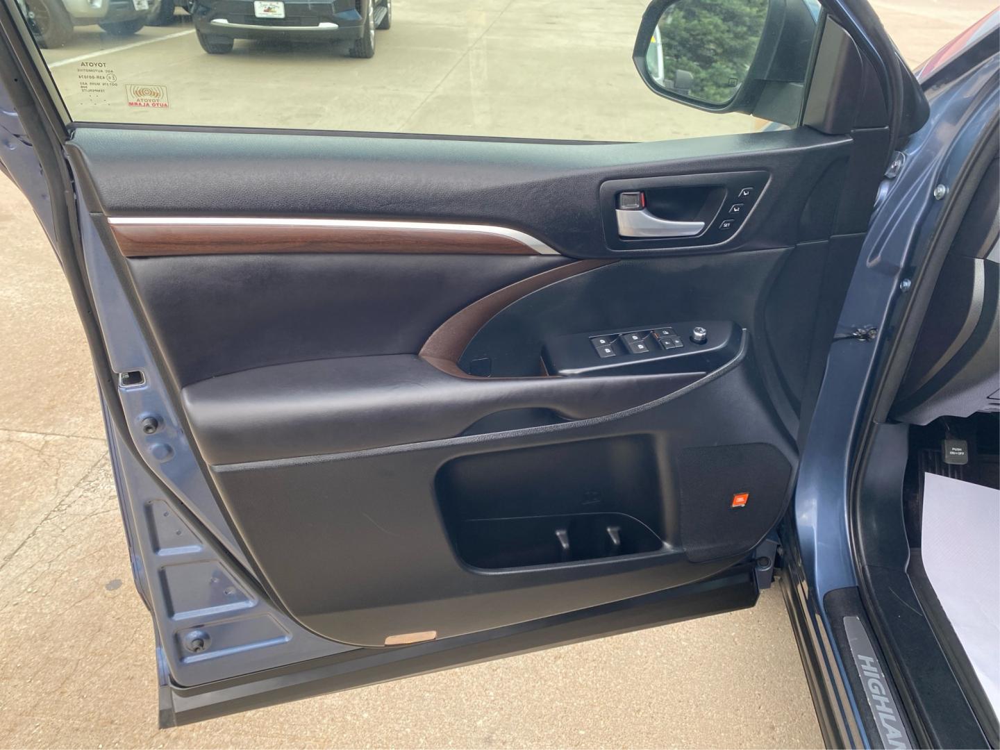 2016 BLUE TOYOTA HIGHLANDER LIMITED (5TDDKRFH9GS) with an 3.5L engine, Automatic transmission, located at 908 SE 14th Street, Des Moines, IA, 50317, (515) 281-0330, 41.580303, -93.597046- Photo#19
