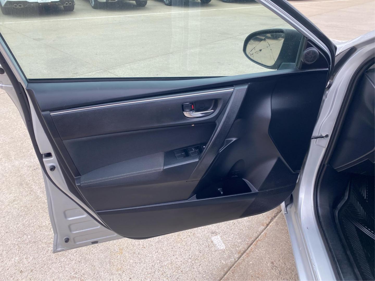 2017 SILVER TOYOTA COROLLA L (2T1BURHE6HC) with an 1.8L engine, Continuously Variable transmission, located at 908 SE 14th Street, Des Moines, IA, 50317, (515) 281-0330, 41.580303, -93.597046 - Photo#18