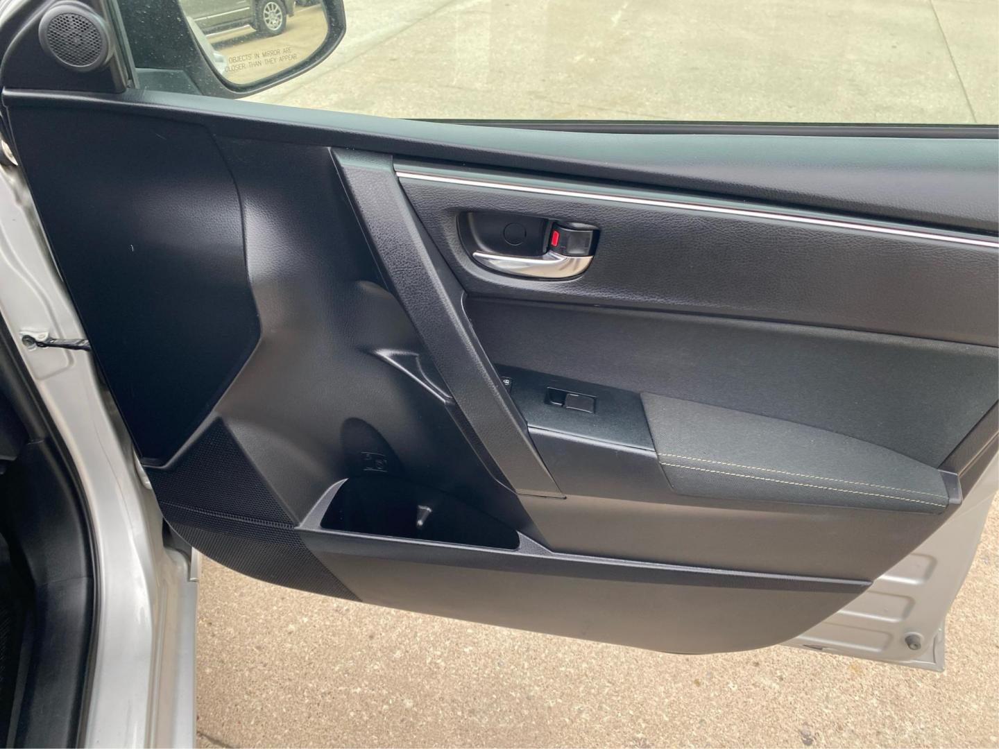 2017 SILVER TOYOTA COROLLA L (2T1BURHE6HC) with an 1.8L engine, Continuously Variable transmission, located at 908 SE 14th Street, Des Moines, IA, 50317, (515) 281-0330, 41.580303, -93.597046 - Photo#19