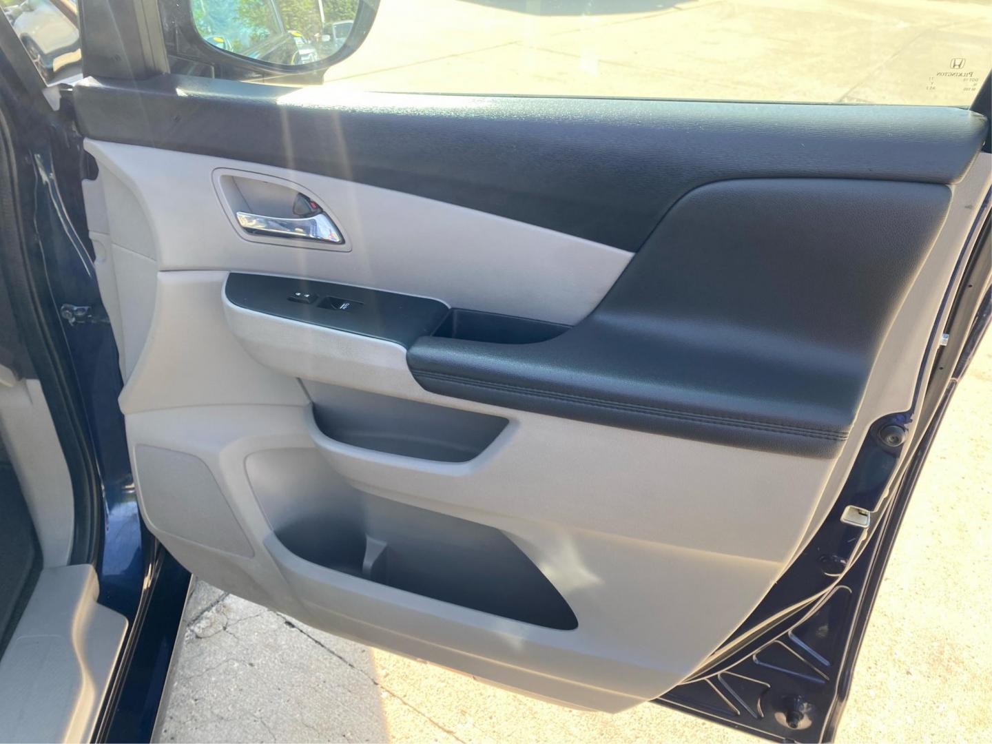 2015 BLUE HONDA ODYSSEY TOURING (5FNRL5H91FB) with an 3.5L engine, Automatic transmission, located at 908 SE 14th Street, Des Moines, IA, 50317, (515) 281-0330, 41.580303, -93.597046 - Photo#20