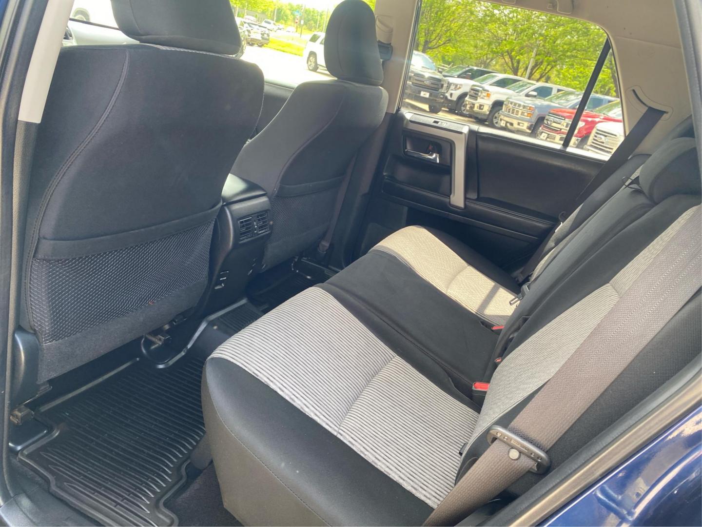 2017 BLUE TOYOTA 4RUNNER SR5/SR5 PREMIUM (JTEBU5JR8H5) with an 4.0L engine, Automatic transmission, located at 908 SE 14th Street, Des Moines, IA, 50317, (515) 281-0330, 41.580303, -93.597046 - Photo#9