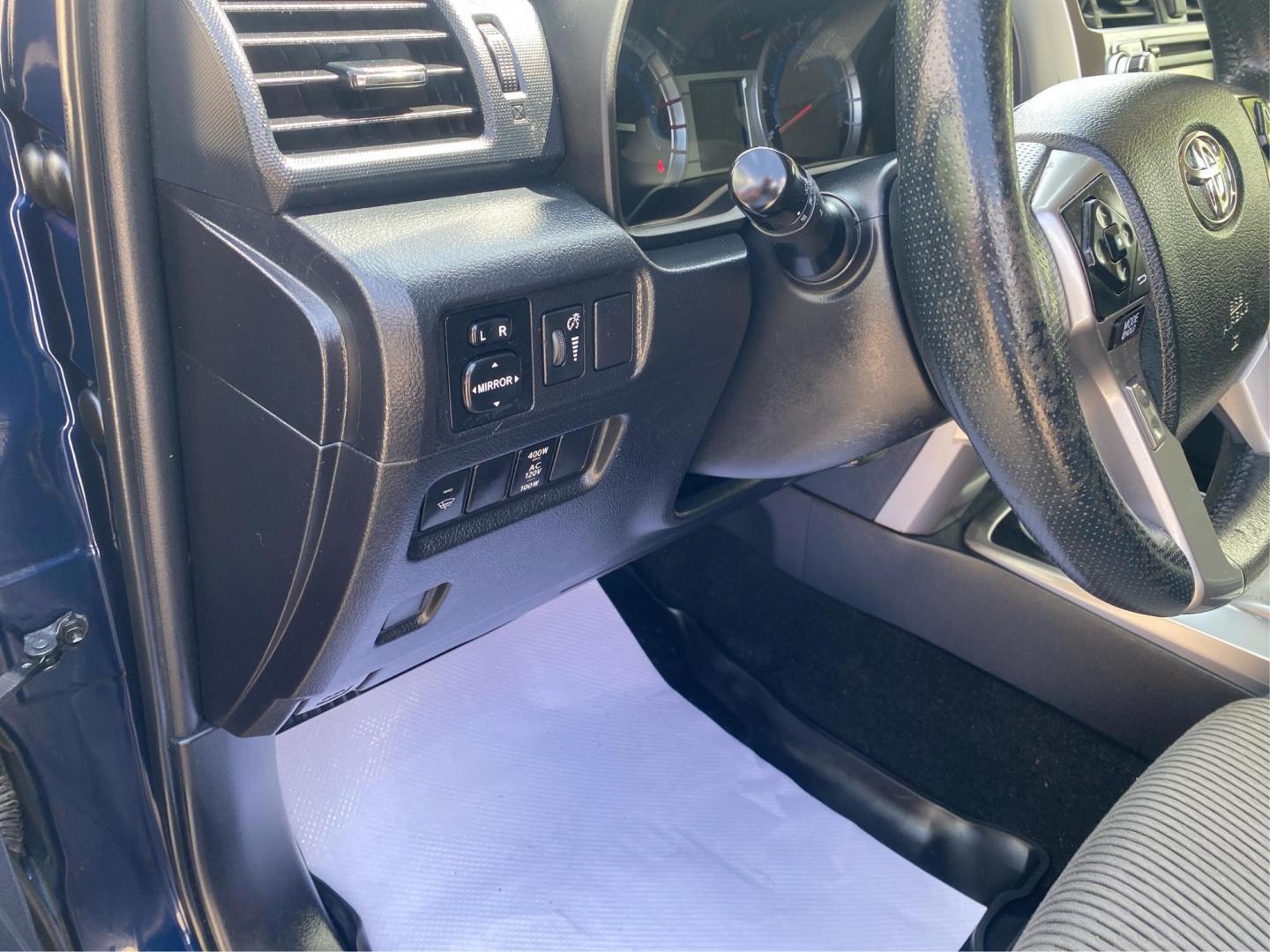 2017 BLUE TOYOTA 4RUNNER SR5/SR5 PREMIUM (JTEBU5JR8H5) with an 4.0L engine, Automatic transmission, located at 908 SE 14th Street, Des Moines, IA, 50317, (515) 281-0330, 41.580303, -93.597046 - Photo#17