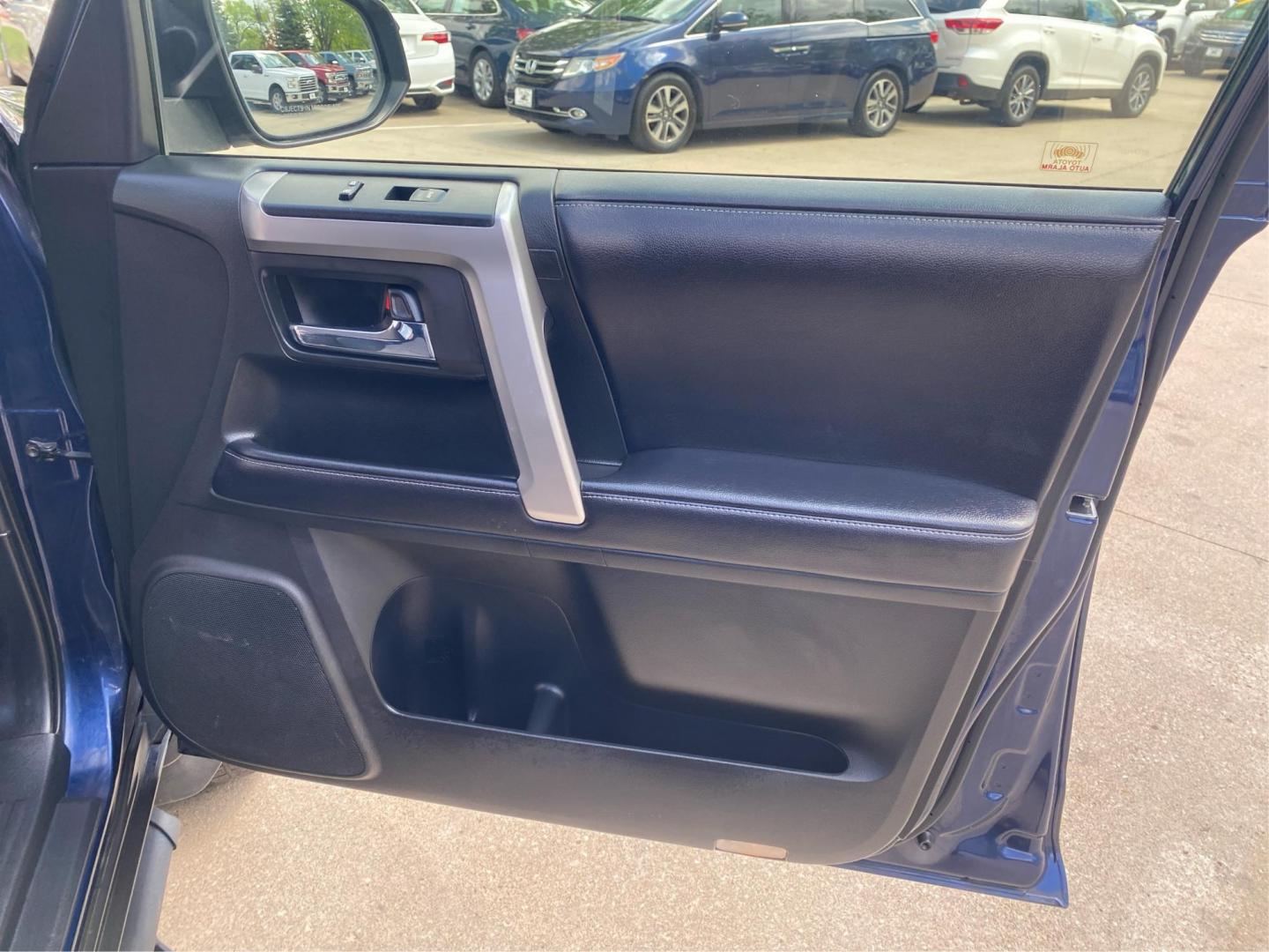 2017 BLUE TOYOTA 4RUNNER SR5/SR5 PREMIUM (JTEBU5JR8H5) with an 4.0L engine, Automatic transmission, located at 908 SE 14th Street, Des Moines, IA, 50317, (515) 281-0330, 41.580303, -93.597046 - Photo#20