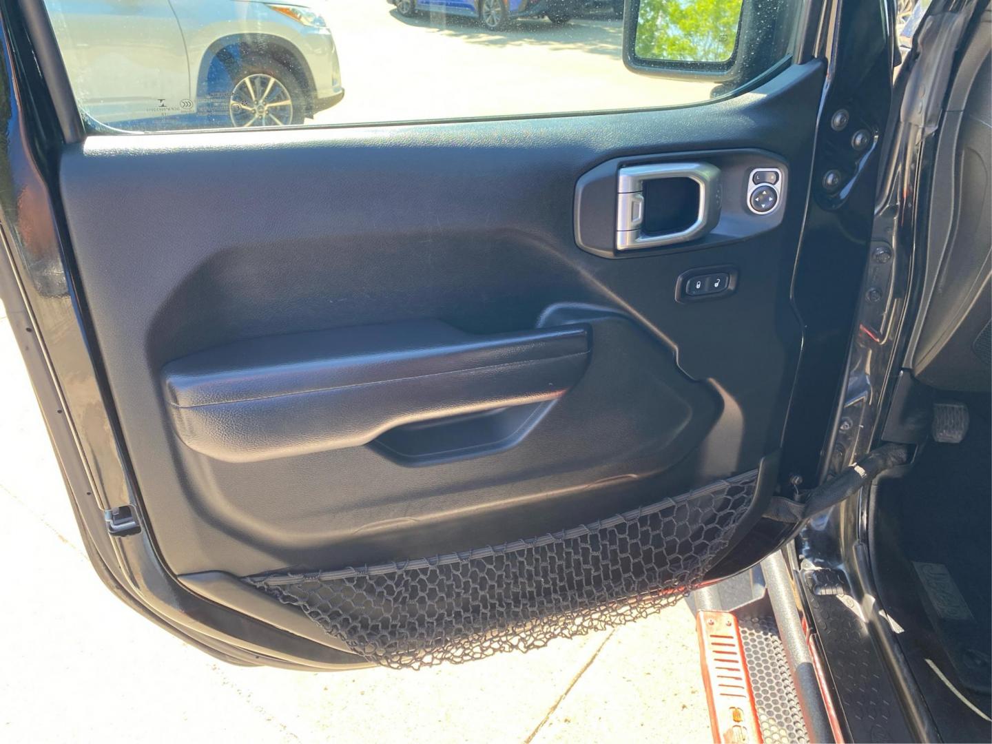 2018 BLACK JEEP WRANGLER UNLIMI SPORT (1C4HJXDG3JW) with an 3.6L engine, Automatic transmission, located at 908 SE 14th Street, Des Moines, IA, 50317, (515) 281-0330, 41.580303, -93.597046 - Photo#19