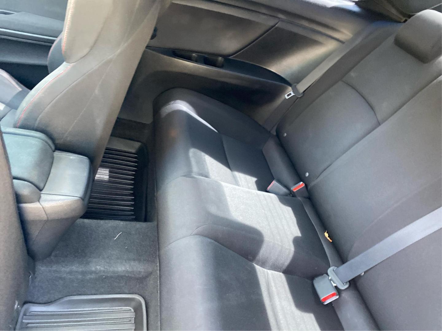 2018 WHITE HONDA CIVIC SI (2HGFC3A55JH) with an 1.5L engine, 6-Speed Manual transmission, located at 908 SE 14th Street, Des Moines, IA, 50317, (515) 281-0330, 41.580303, -93.597046 - Photo#9