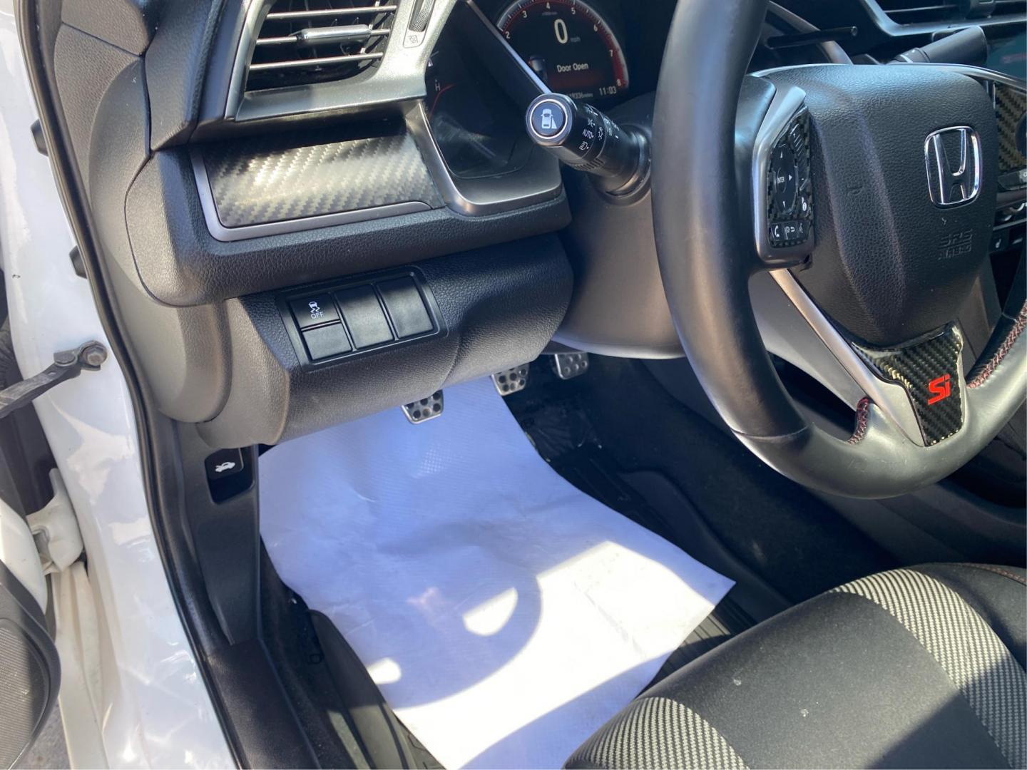 2018 WHITE HONDA CIVIC SI (2HGFC3A55JH) with an 1.5L engine, 6-Speed Manual transmission, located at 908 SE 14th Street, Des Moines, IA, 50317, (515) 281-0330, 41.580303, -93.597046 - Photo#17