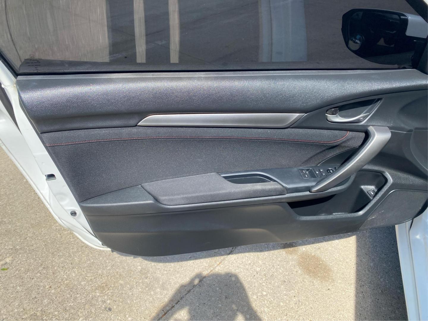 2018 WHITE HONDA CIVIC SI (2HGFC3A55JH) with an 1.5L engine, 6-Speed Manual transmission, located at 908 SE 14th Street, Des Moines, IA, 50317, (515) 281-0330, 41.580303, -93.597046 - Photo#19