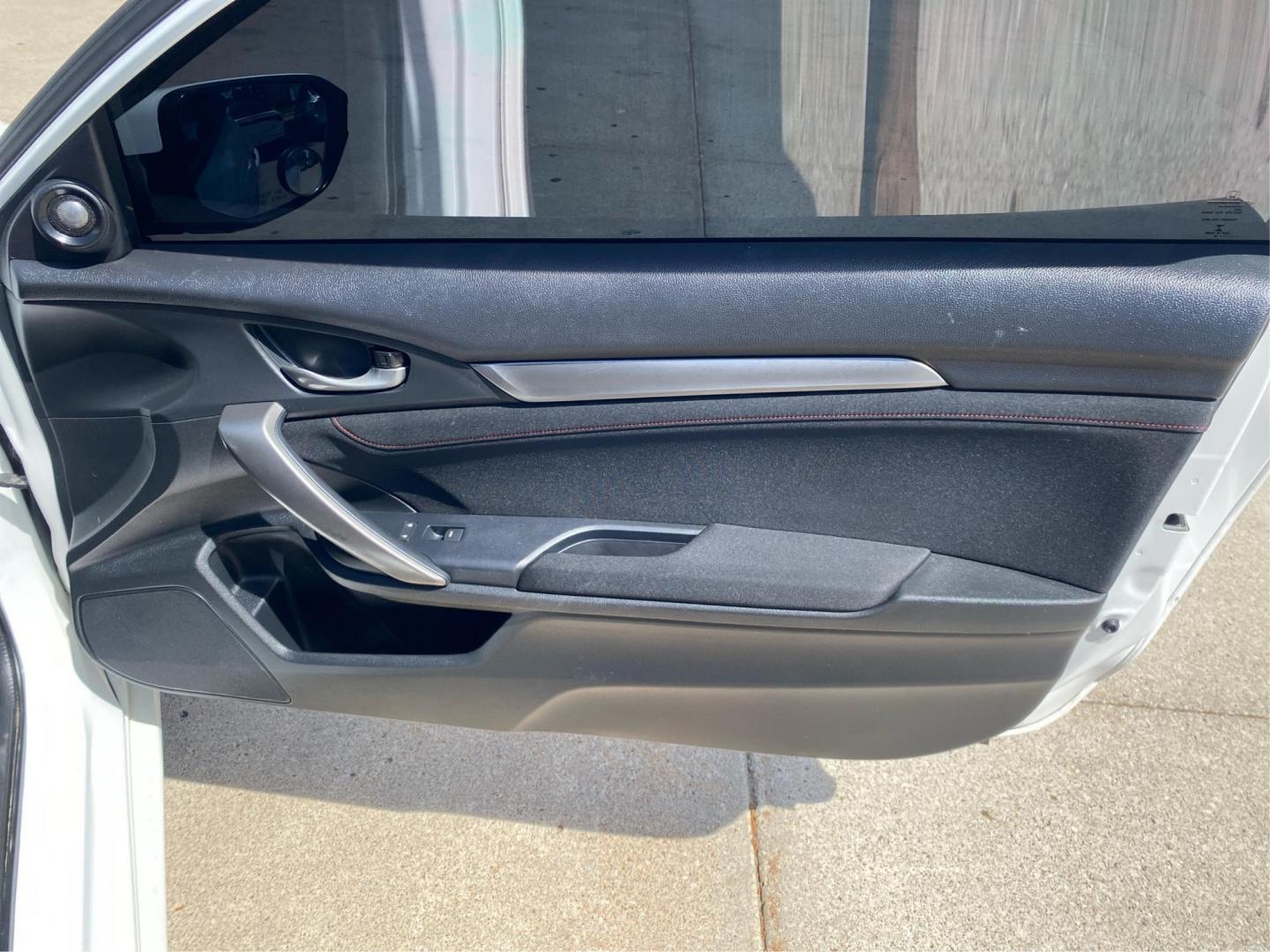 2018 WHITE HONDA CIVIC SI (2HGFC3A55JH) with an 1.5L engine, 6-Speed Manual transmission, located at 908 SE 14th Street, Des Moines, IA, 50317, (515) 281-0330, 41.580303, -93.597046 - Photo#20