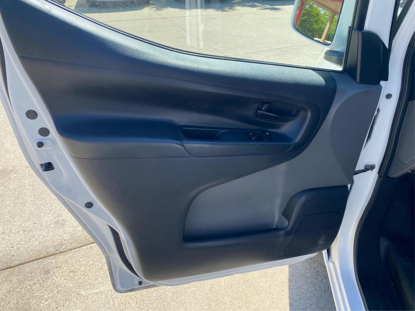 2020 WHITE NISSAN NV200 2.5S (3N6CM0KNXLK) with an 2.0L engine, Automatic transmission, located at 908 SE 14th Street, Des Moines, IA, 50317, (515) 281-0330, 41.580303, -93.597046 - Photo#17