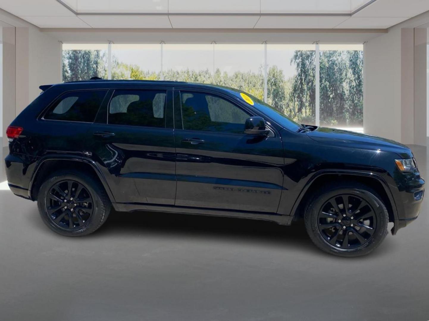2018 BLACK JEEP GRAND CHEROKEE ALTITUDE (1C4RJEAG3JC) with an 3.6L engine, Automatic transmission, located at 908 SE 14th Street, Des Moines, IA, 50317, (515) 281-0330, 41.580303, -93.597046 - Photo#1