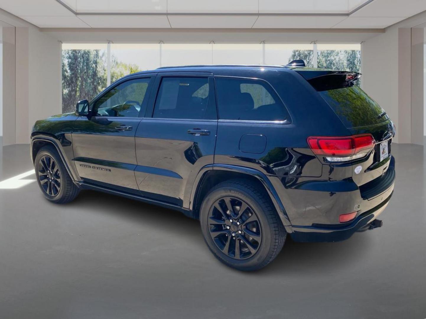 2018 BLACK JEEP GRAND CHEROKEE ALTITUDE (1C4RJEAG3JC) with an 3.6L engine, Automatic transmission, located at 908 SE 14th Street, Des Moines, IA, 50317, (515) 281-0330, 41.580303, -93.597046 - Photo#4