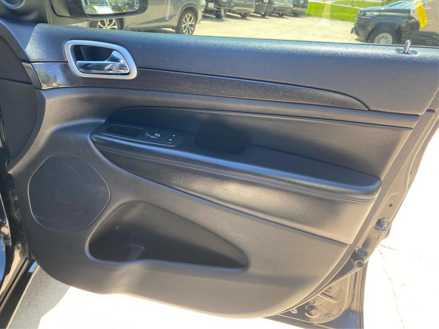 2018 BLACK JEEP GRAND CHEROKEE ALTITUDE (1C4RJEAG3JC) with an 3.6L engine, Automatic transmission, located at 908 SE 14th Street, Des Moines, IA, 50317, (515) 281-0330, 41.580303, -93.597046 - Photo#19