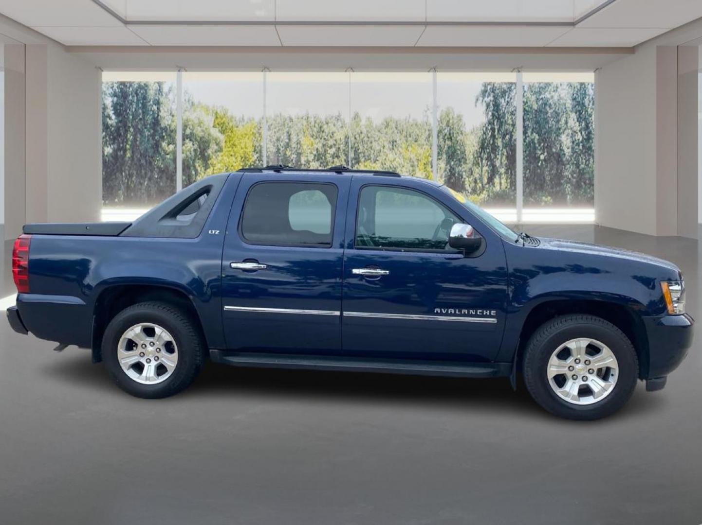2011 BLUE CHEVROLET AVALANCHE LTZ (3GNTKGE38BG) with an 5.3L engine, Automatic transmission, located at 908 SE 14th Street, Des Moines, IA, 50317, (515) 281-0330, 41.580303, -93.597046 - Photo#1