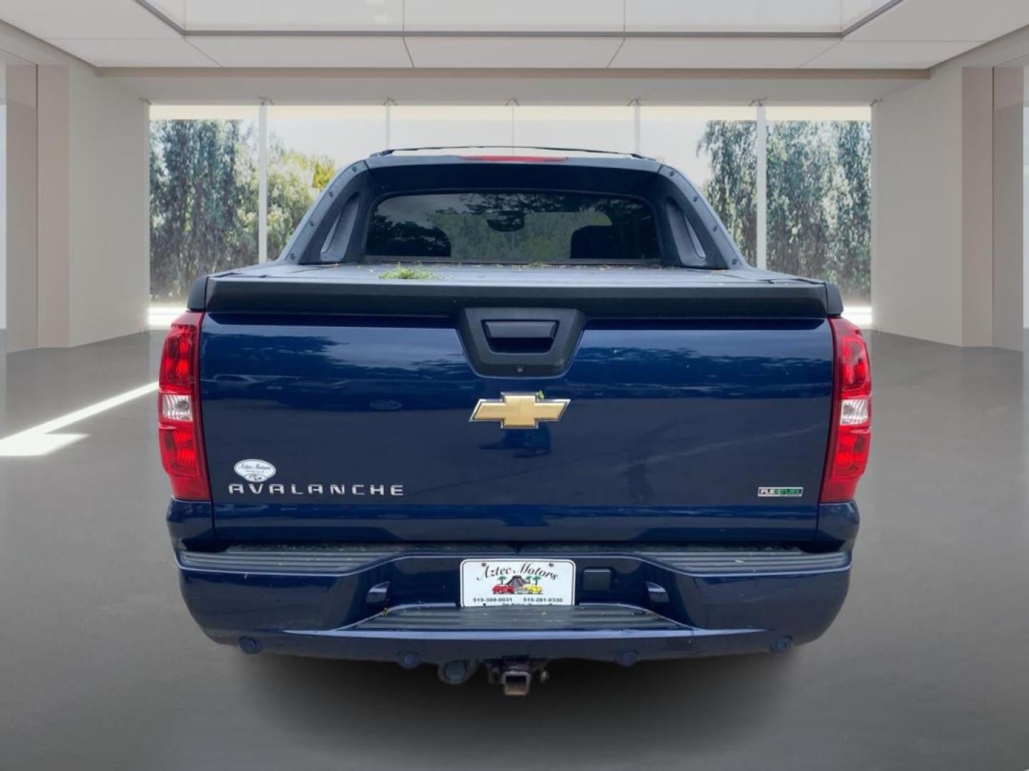 2011 BLUE CHEVROLET AVALANCHE LTZ (3GNTKGE38BG) with an 5.3L engine, Automatic transmission, located at 908 SE 14th Street, Des Moines, IA, 50317, (515) 281-0330, 41.580303, -93.597046 - Photo#3