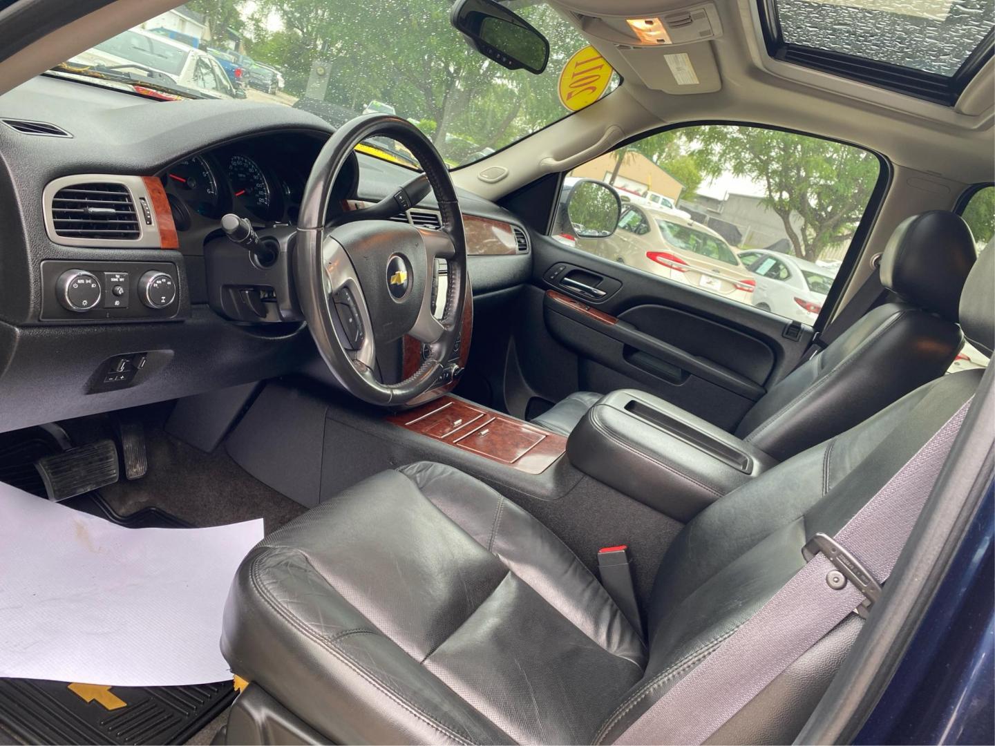 2011 BLUE CHEVROLET AVALANCHE LTZ (3GNTKGE38BG) with an 5.3L engine, Automatic transmission, located at 908 SE 14th Street, Des Moines, IA, 50317, (515) 281-0330, 41.580303, -93.597046 - Photo#8