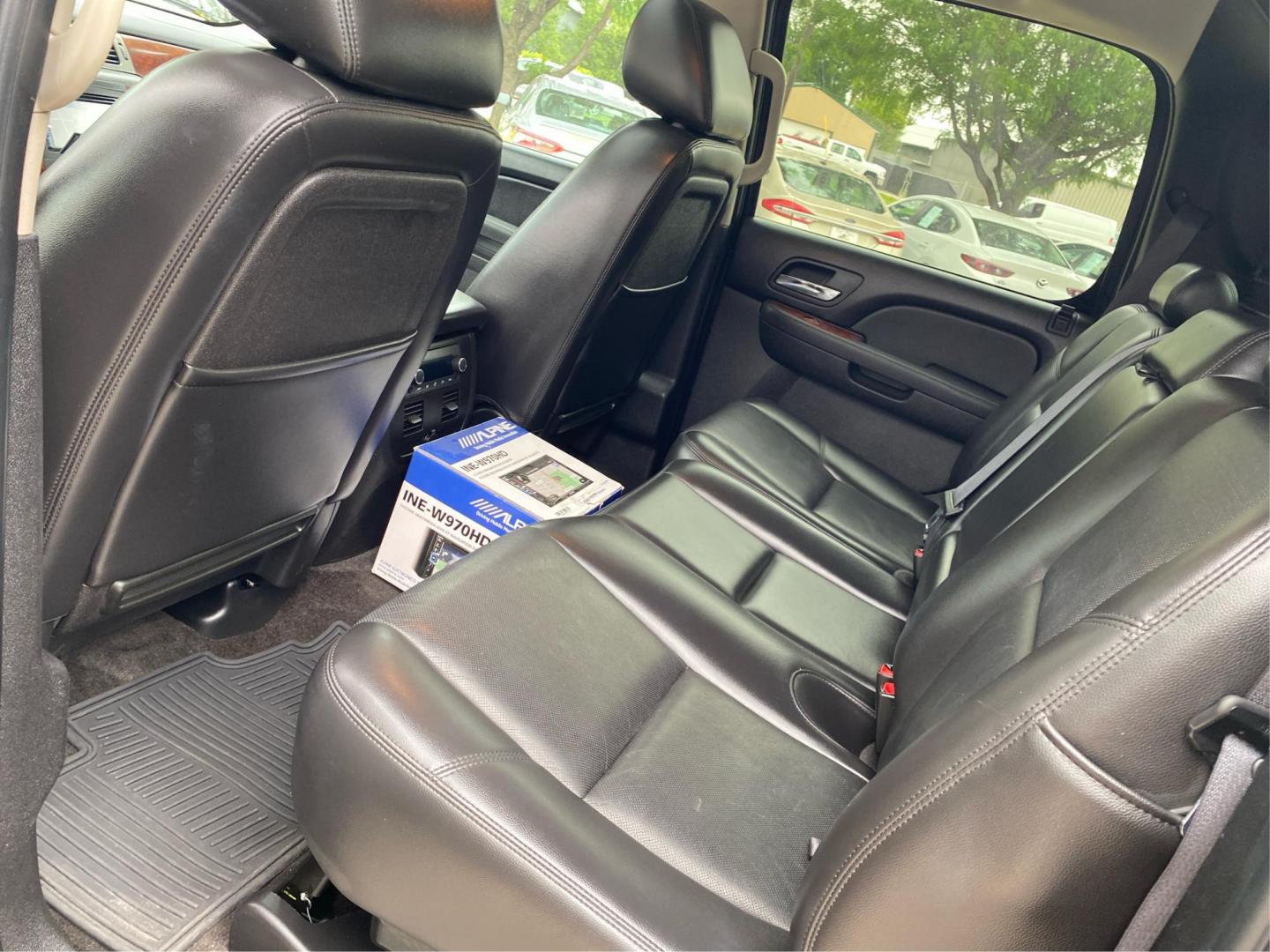 2011 BLUE CHEVROLET AVALANCHE LTZ (3GNTKGE38BG) with an 5.3L engine, Automatic transmission, located at 908 SE 14th Street, Des Moines, IA, 50317, (515) 281-0330, 41.580303, -93.597046 - Photo#9