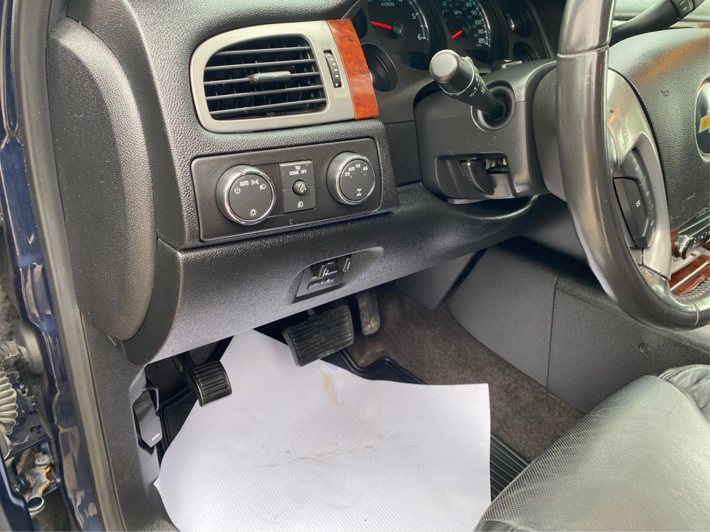 2011 BLUE CHEVROLET AVALANCHE LTZ (3GNTKGE38BG) with an 5.3L engine, Automatic transmission, located at 908 SE 14th Street, Des Moines, IA, 50317, (515) 281-0330, 41.580303, -93.597046 - Photo#16