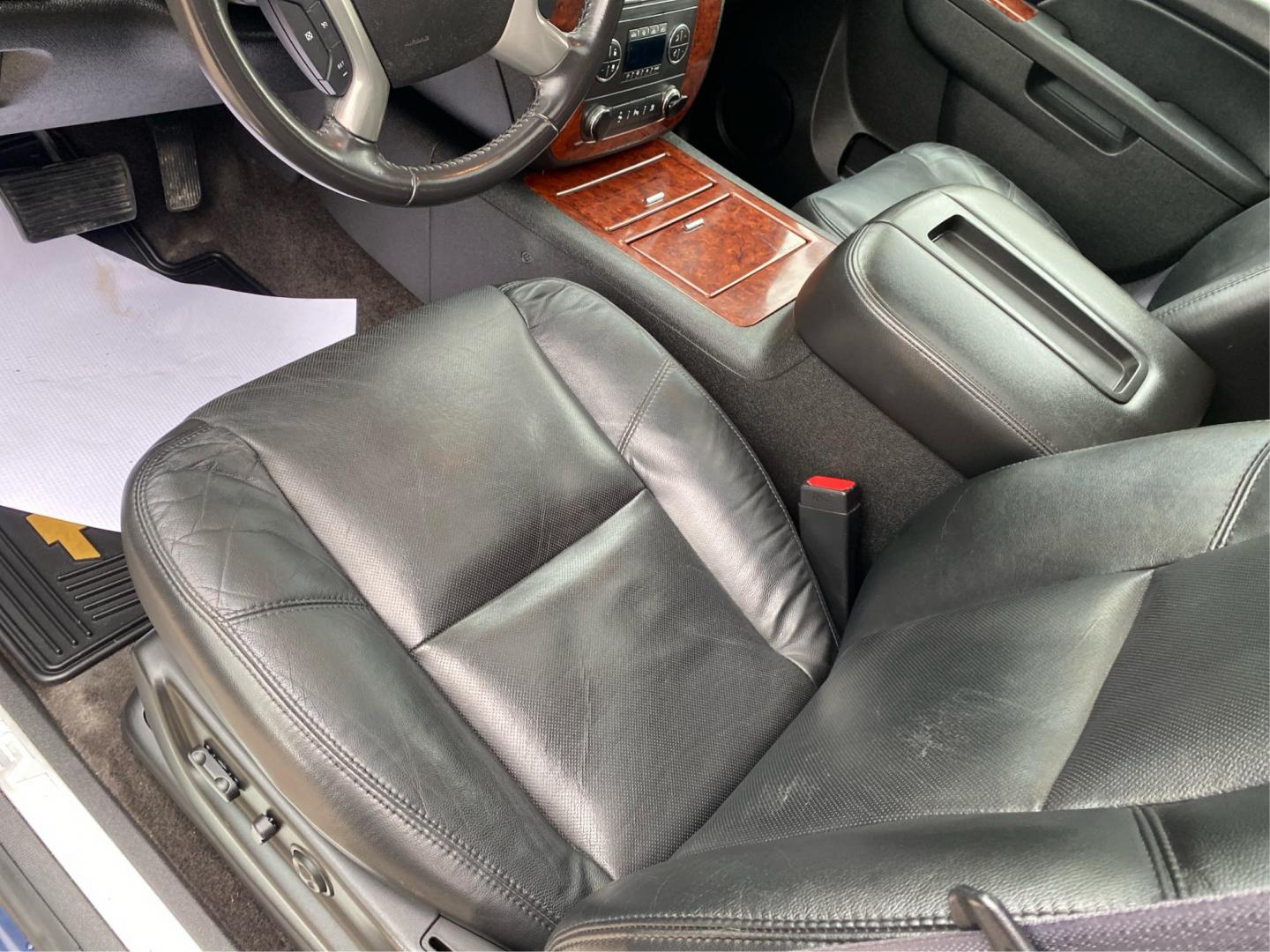 2011 BLUE CHEVROLET AVALANCHE LTZ (3GNTKGE38BG) with an 5.3L engine, Automatic transmission, located at 908 SE 14th Street, Des Moines, IA, 50317, (515) 281-0330, 41.580303, -93.597046 - Photo#17