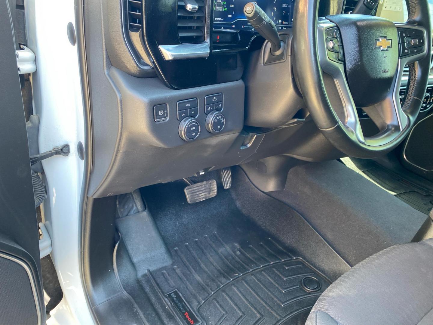 2023 WHITE CHEVROLET SILVERADO 1500 LT (3GCUDDE86PG) with an 3.0L engine, Automatic transmission, located at 908 SE 14th Street, Des Moines, IA, 50317, (515) 281-0330, 41.580303, -93.597046 - Photo#16