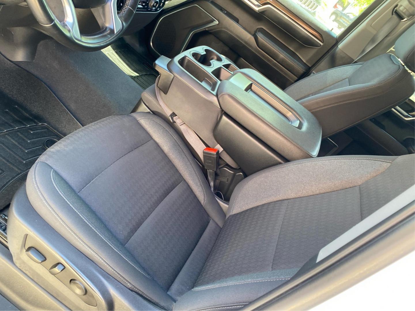 2023 WHITE CHEVROLET SILVERADO 1500 LT (3GCUDDE86PG) with an 3.0L engine, Automatic transmission, located at 908 SE 14th Street, Des Moines, IA, 50317, (515) 281-0330, 41.580303, -93.597046 - Photo#17