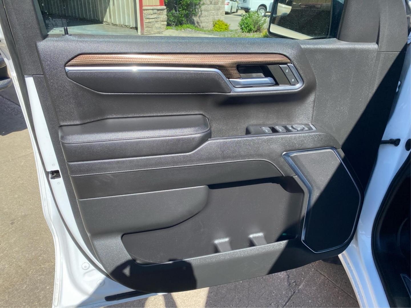 2023 WHITE CHEVROLET SILVERADO 1500 LT (3GCUDDE86PG) with an 3.0L engine, Automatic transmission, located at 908 SE 14th Street, Des Moines, IA, 50317, (515) 281-0330, 41.580303, -93.597046 - Photo#18