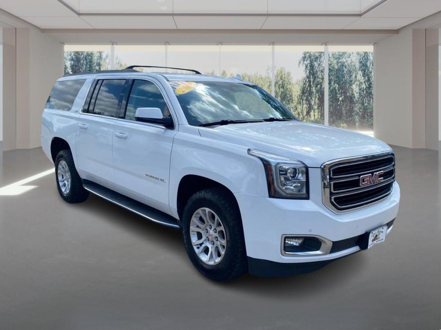 2019 WHITE GMC YUKON XL 1500 SLT (1GKS2GKC4KR) with an 5.3L engine, Automatic transmission, located at 908 SE 14th Street, Des Moines, IA, 50317, (515) 281-0330, 41.580303, -93.597046 - Photo#0