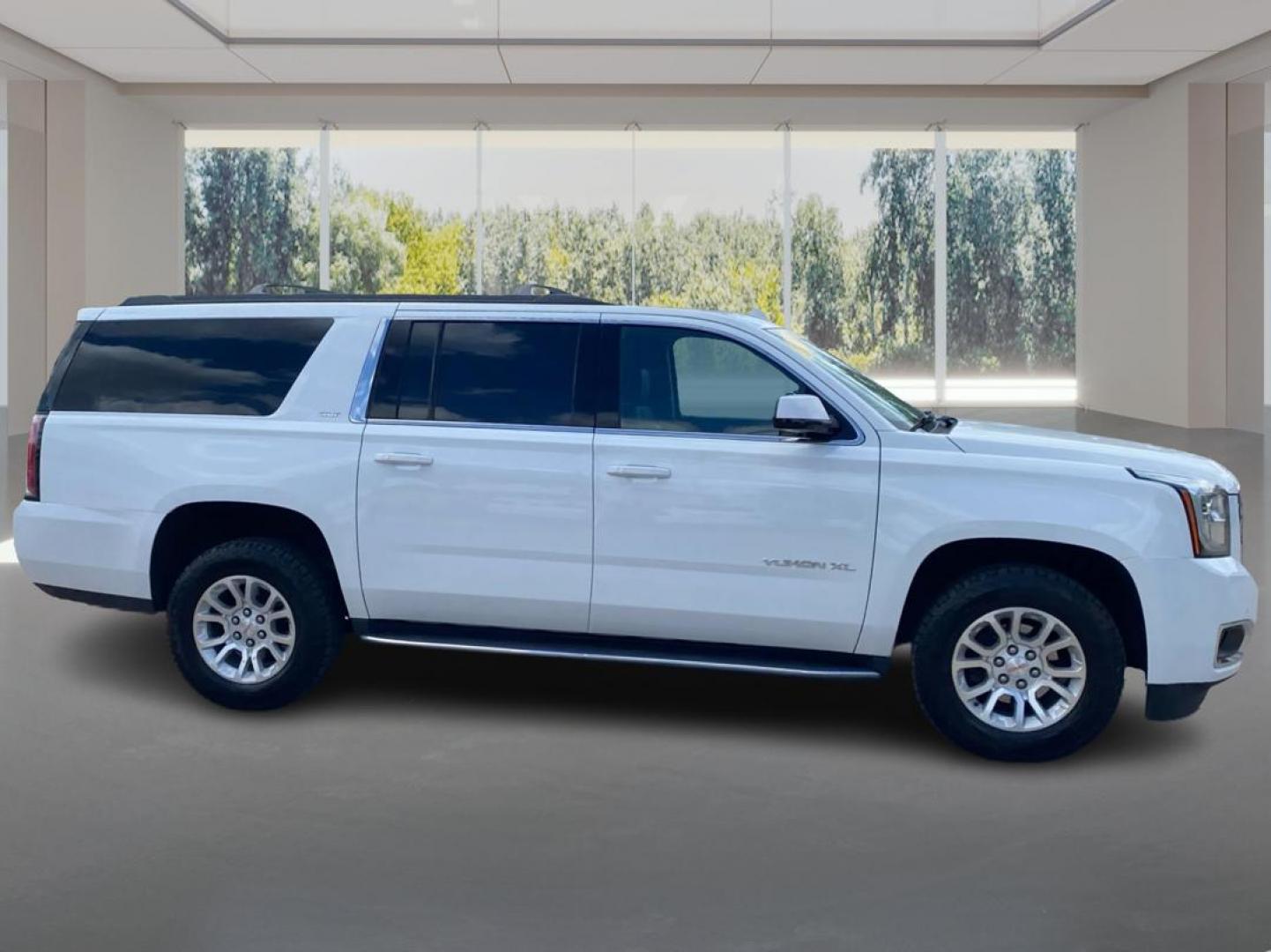 2019 WHITE GMC YUKON XL 1500 SLT (1GKS2GKC4KR) with an 5.3L engine, Automatic transmission, located at 908 SE 14th Street, Des Moines, IA, 50317, (515) 281-0330, 41.580303, -93.597046 - Photo#1