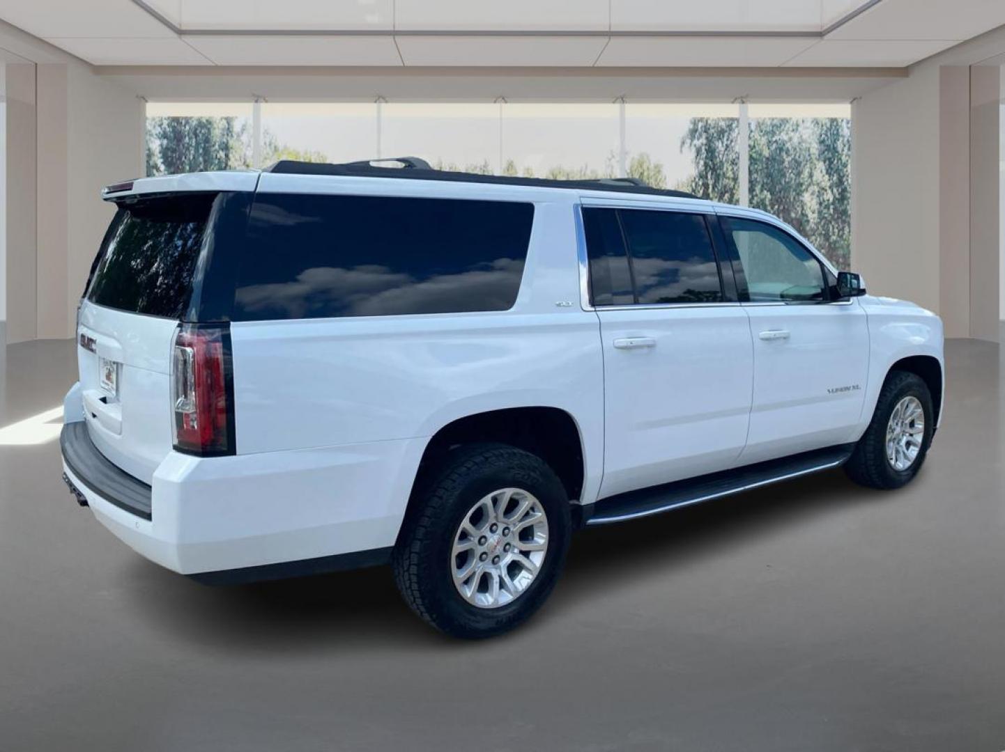 2019 WHITE GMC YUKON XL 1500 SLT (1GKS2GKC4KR) with an 5.3L engine, Automatic transmission, located at 908 SE 14th Street, Des Moines, IA, 50317, (515) 281-0330, 41.580303, -93.597046 - Photo#2