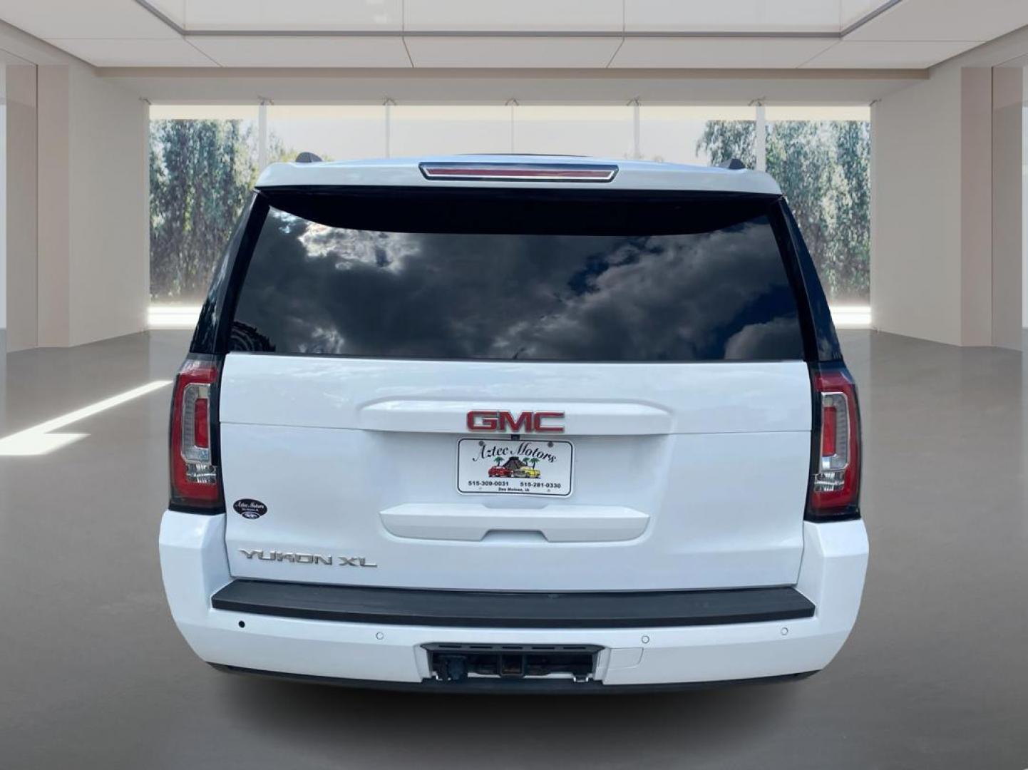 2019 WHITE GMC YUKON XL 1500 SLT (1GKS2GKC4KR) with an 5.3L engine, Automatic transmission, located at 908 SE 14th Street, Des Moines, IA, 50317, (515) 281-0330, 41.580303, -93.597046 - Photo#3