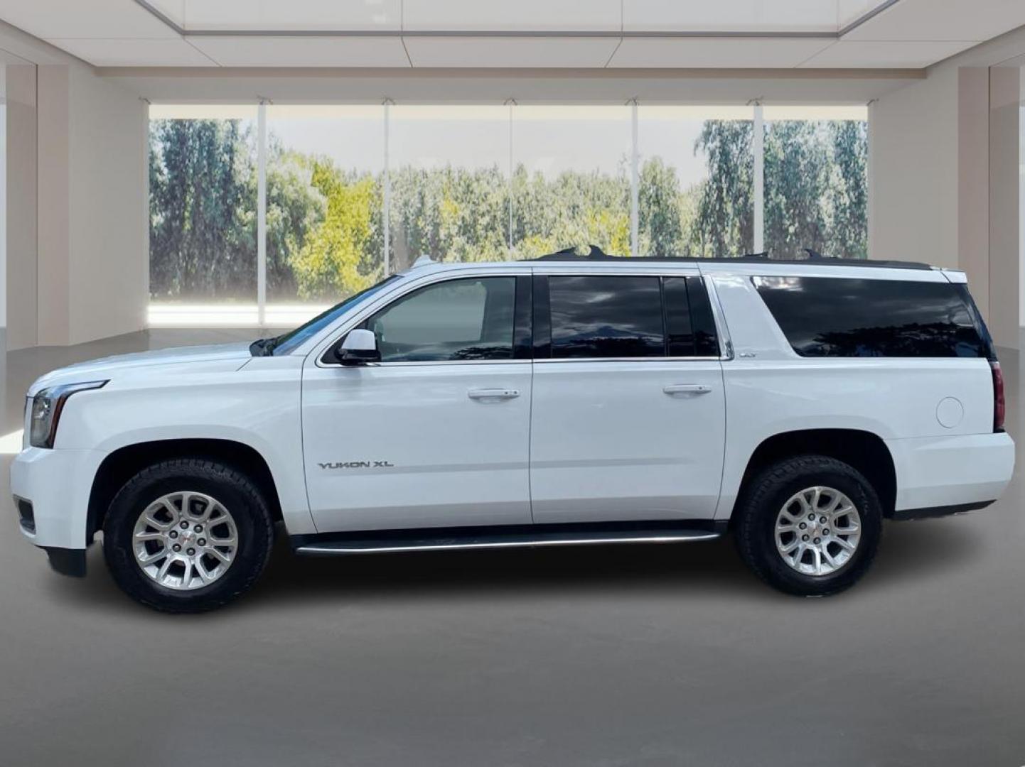 2019 WHITE GMC YUKON XL 1500 SLT (1GKS2GKC4KR) with an 5.3L engine, Automatic transmission, located at 908 SE 14th Street, Des Moines, IA, 50317, (515) 281-0330, 41.580303, -93.597046 - Photo#5