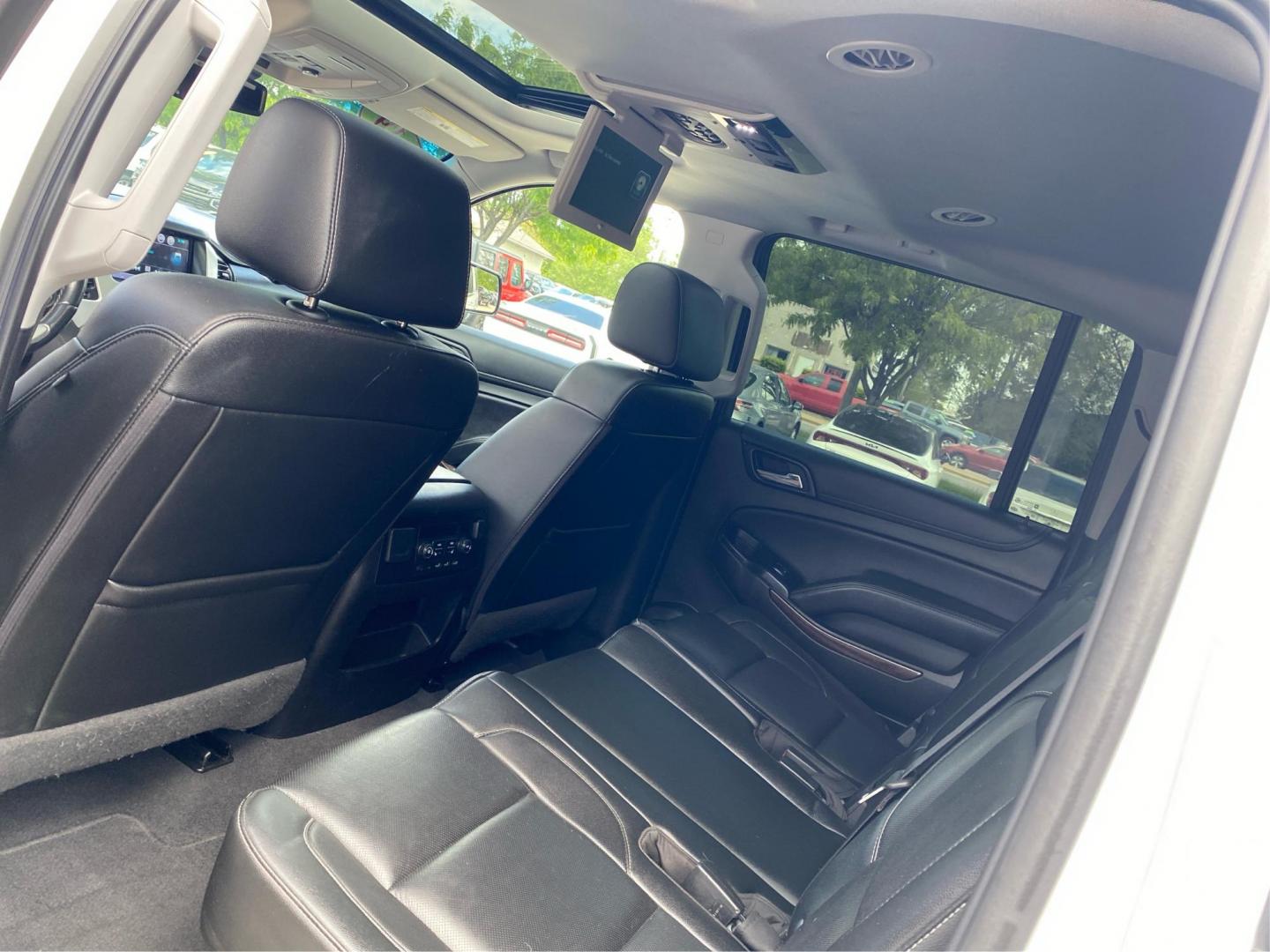 2019 WHITE GMC YUKON XL 1500 SLT (1GKS2GKC4KR) with an 5.3L engine, Automatic transmission, located at 908 SE 14th Street, Des Moines, IA, 50317, (515) 281-0330, 41.580303, -93.597046 - Photo#9